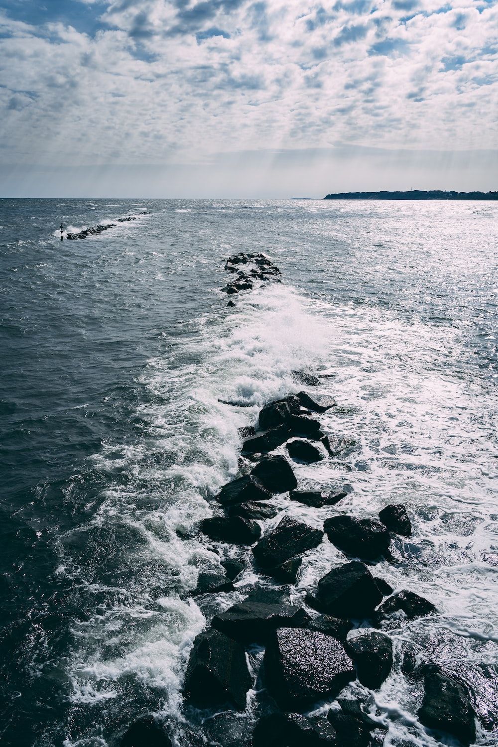  Fels Hintergrundbild 1000x1500. Foto zum Thema Graustufenfoto von meereswellen, die auf felsen stürzen