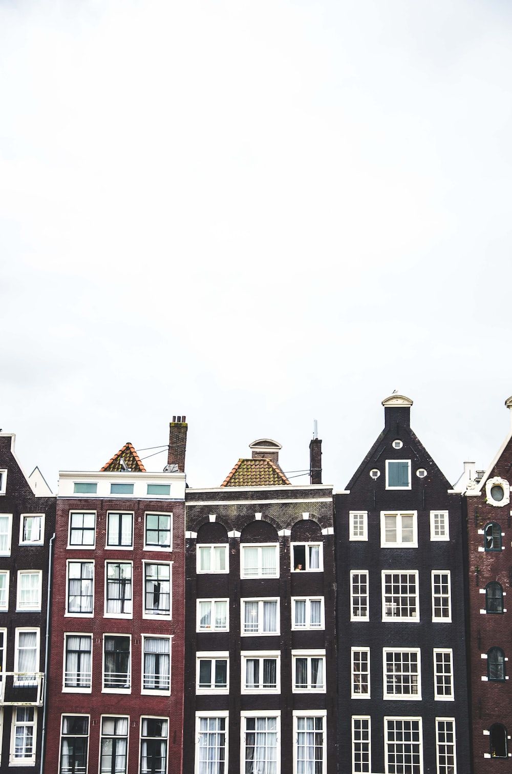  Amsterdam Hintergrundbild 1000x1510. Foto zum Thema schwarze und kastanienbraune Gebäude