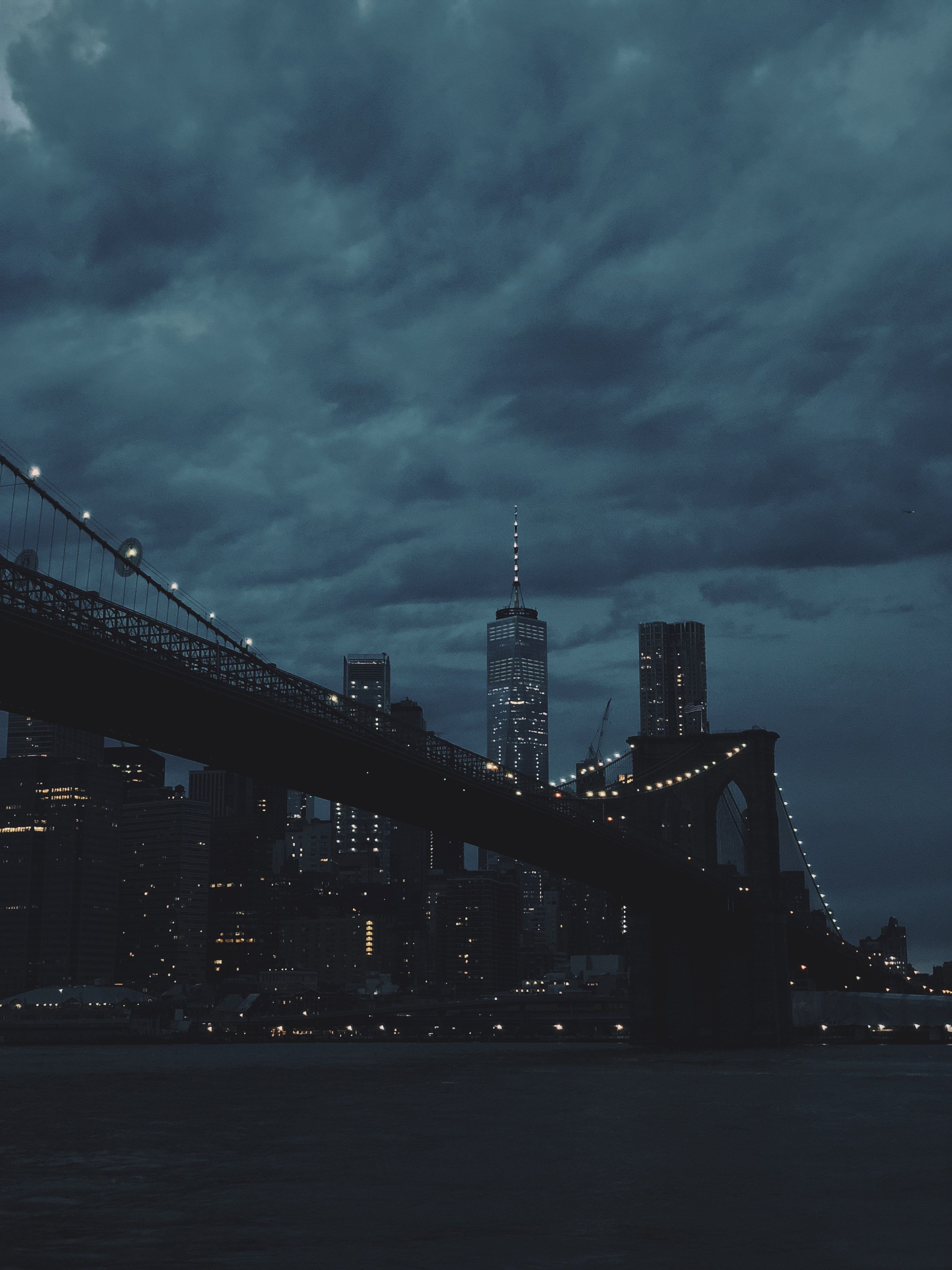  Brucke Hintergrundbild 3024x4032. Beleuchtete Hängebrücke Während Der Nacht · Kostenloses Stock Foto