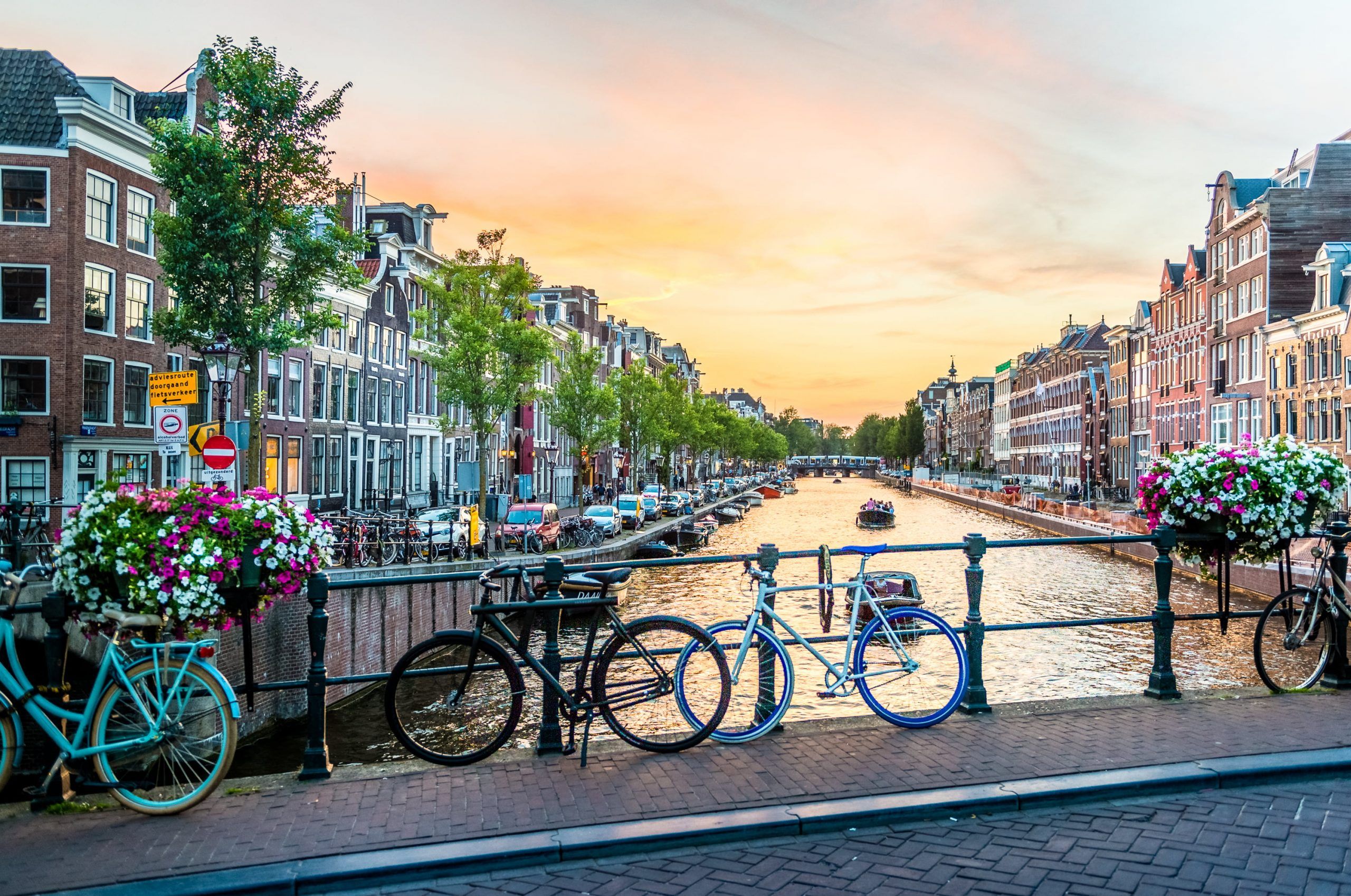  Amsterdam Hintergrundbild 2560x1699. Wallpaper Photography Of Bicycles Parked On Bridge, Amsterdam, Amsterdam
