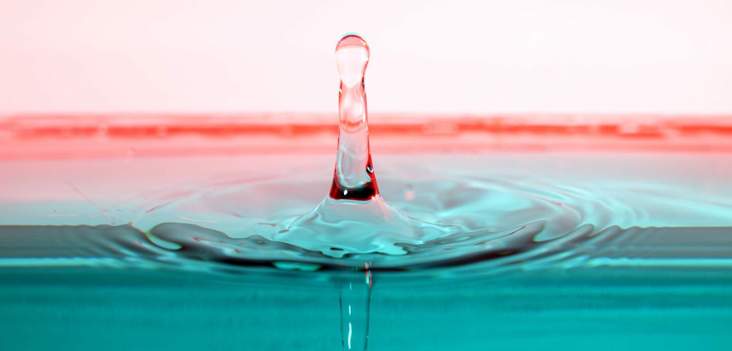  Wasser Hintergrundbild 1440x692. Wassertropfen fotografieren: Tipps für perfekte Bilder