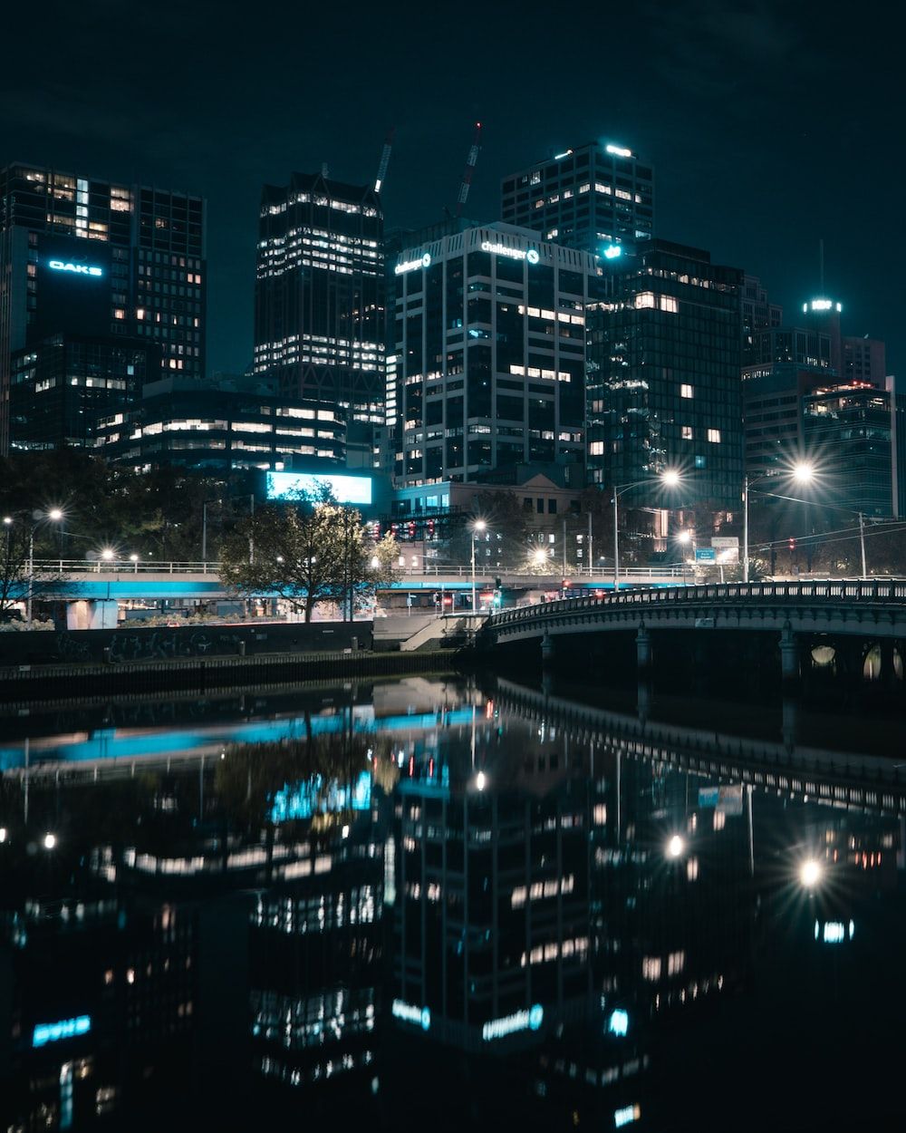  Stadt Hintergrundbild 1000x1250. Foto zum Thema Skyline der Stadt bei Nacht