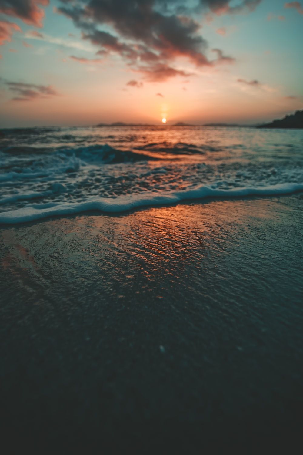  Meer Hintergrundbild 1000x1500. Foto zum Thema Meer an der küste während der goldenen stunde