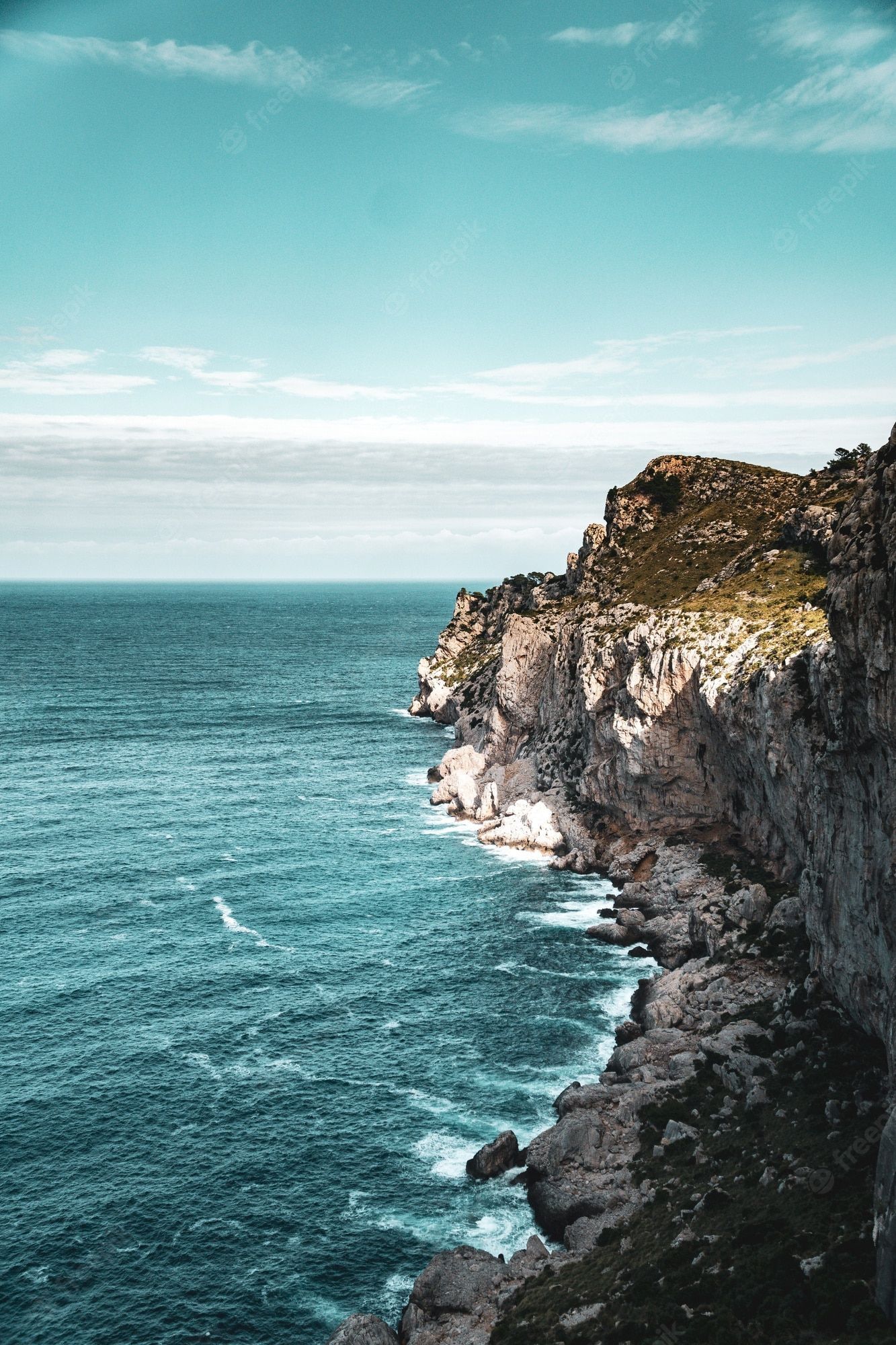  Felsen Hintergrundbild 1333x2000. Schöne vertikale ansicht der felsigen küste und des blauen ruhigen meeres