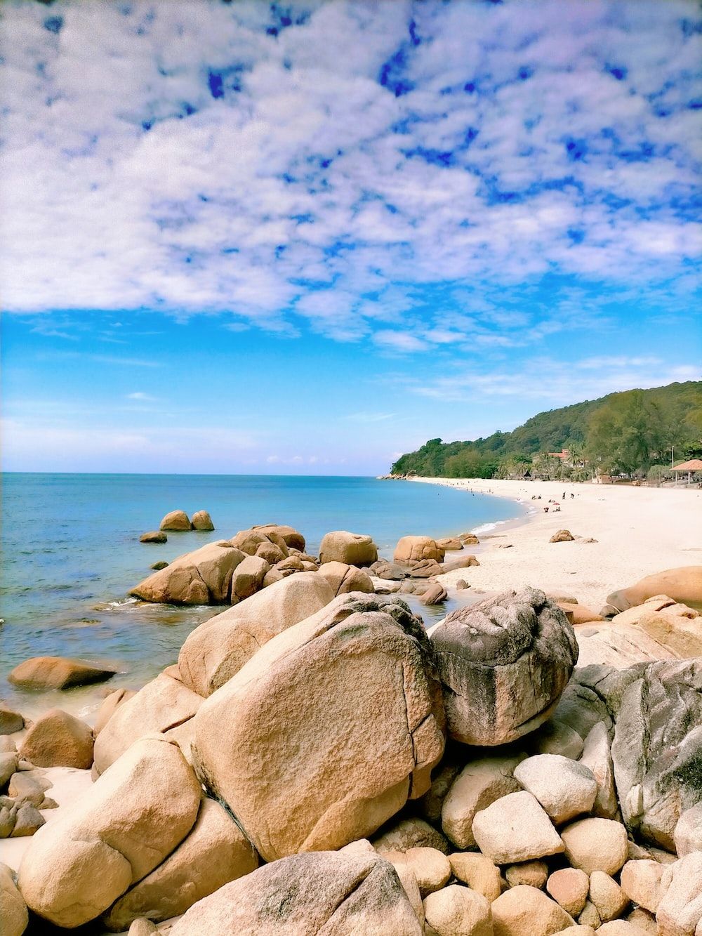  Fels Hintergrundbild 1000x1333. Foto zum Thema Braune Felsen an der Küste unter blauem Himmel tagsüber