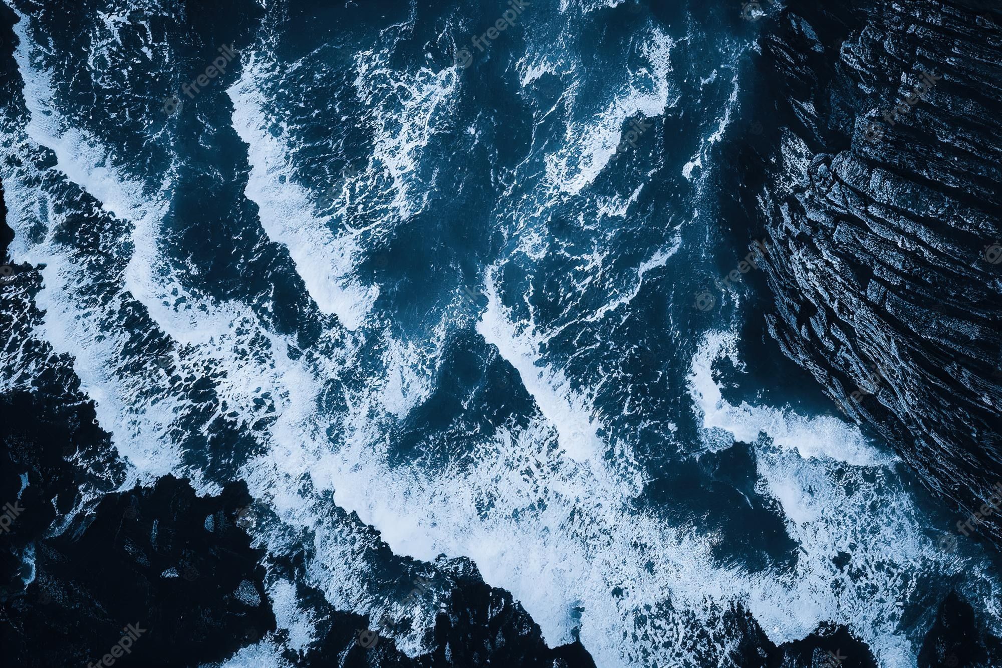  Fels Hintergrundbild 2000x1333. Spektakuläre Drohnenfoto Draufsicht Auf Meereswellen, Die Auf Felsige Klippen Krachen