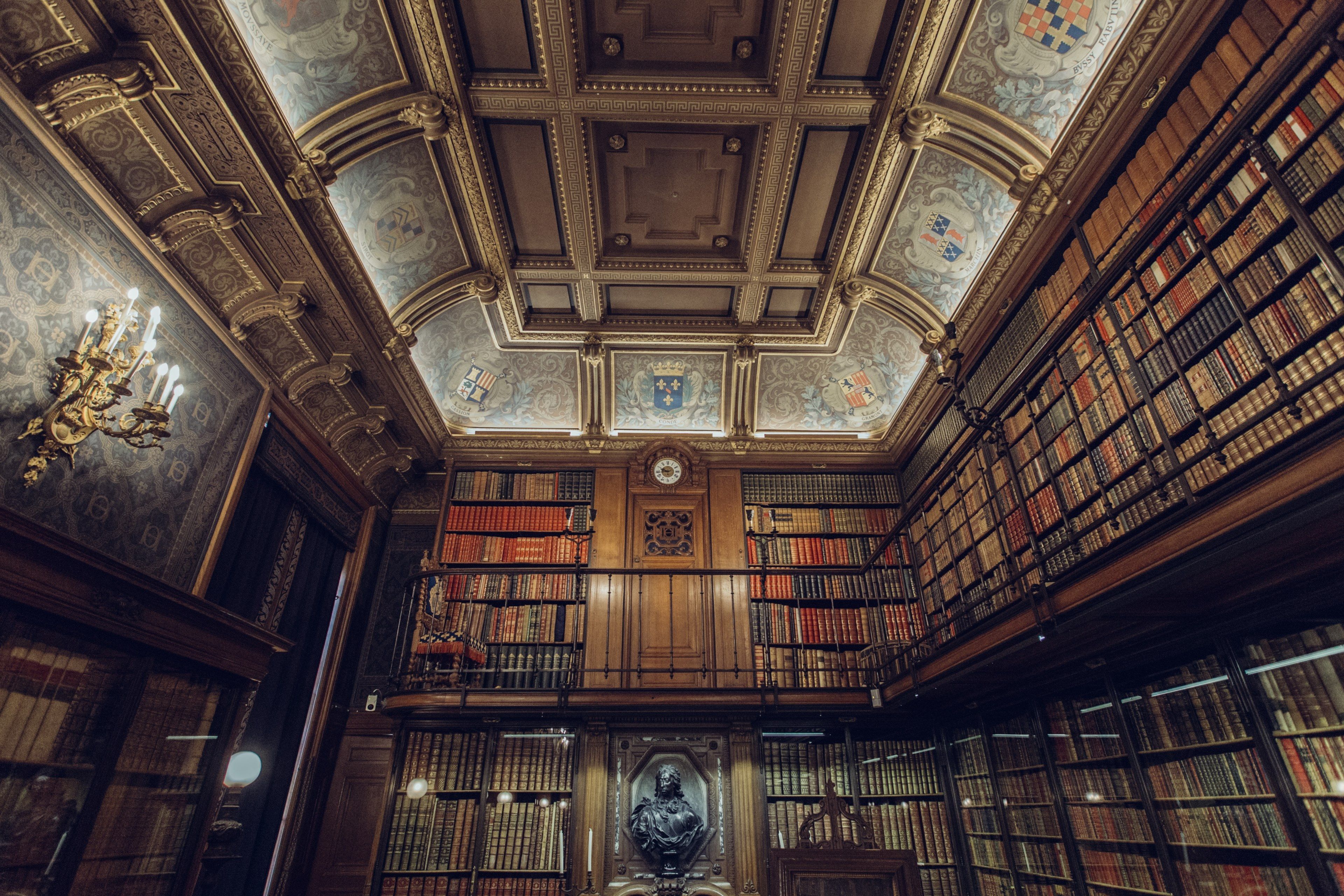  Bibliothek Hintergrundbild 3840x2560. Wallpaper / a large library or study filled with lots of books ornate ceilings and two levels in chantilly, chantilly library study 4k wallpaper free download