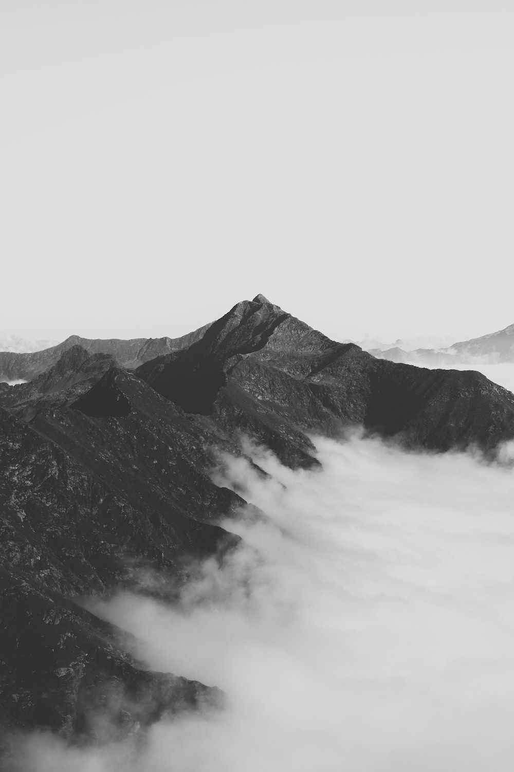  Berg Hintergrundbild 1000x1502. Foto zum Thema Grauer berg unter weißem himmel
