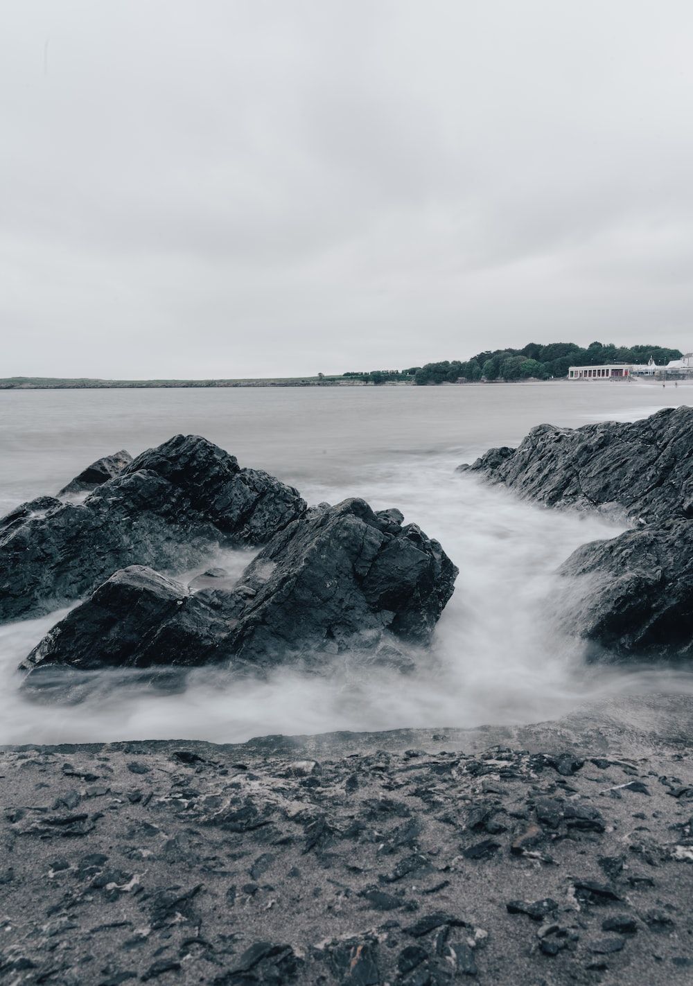  Felsen Hintergrundbild 1000x1423. Foto Zum Thema Ein Schwarz Weiß Foto Von Felsen Im Wasser
