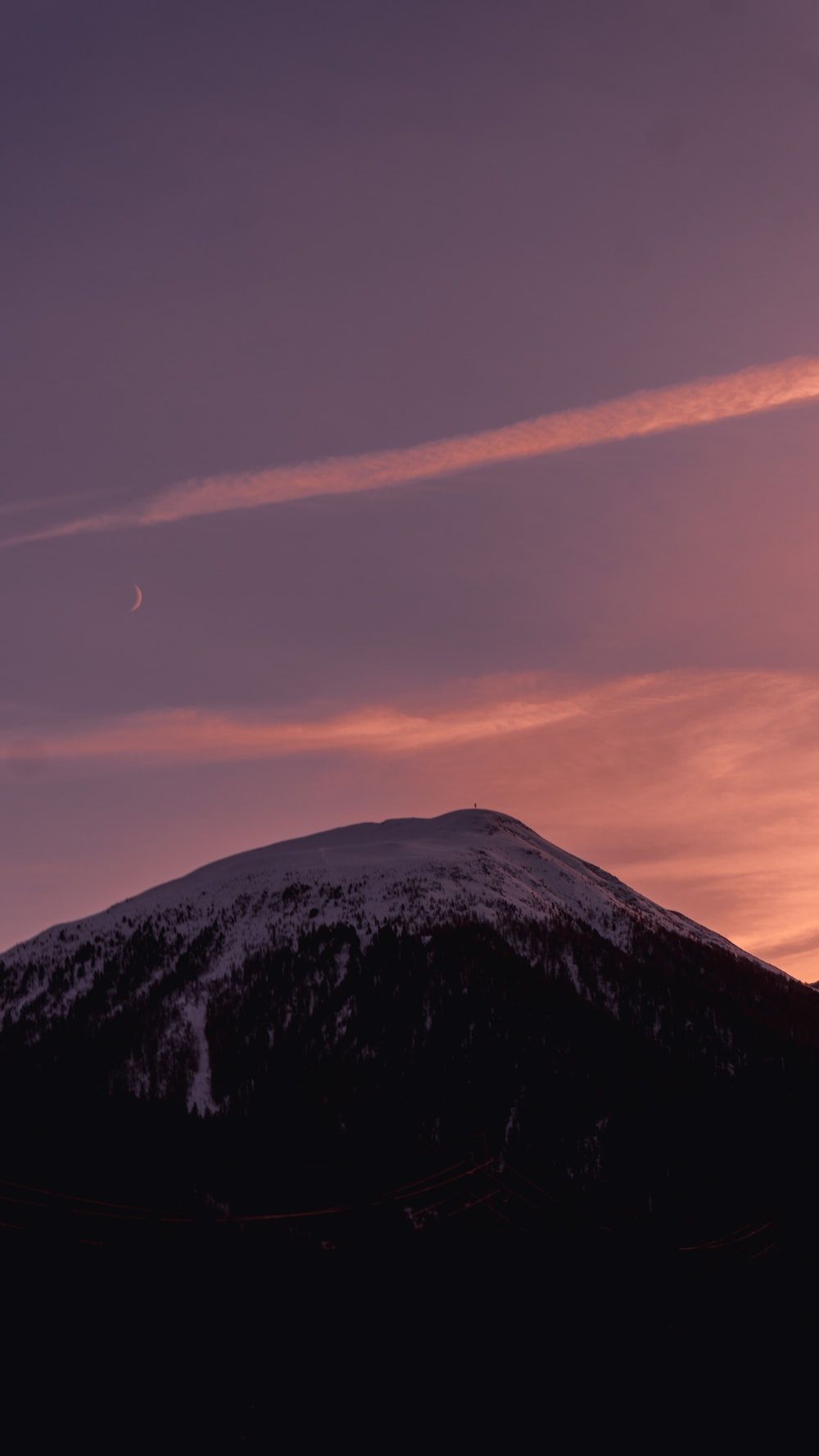  Berg Hintergrundbild 1000x1777. Foto zum Thema Ein berg mit sonnenuntergang im hintergrund