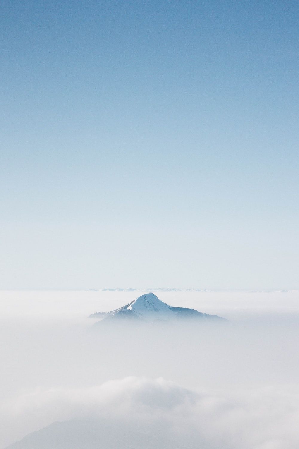  Berg Hintergrundbild 1000x1500. Foto zum Thema Schneebedeckter berg unter blauem himmel tagsüber
