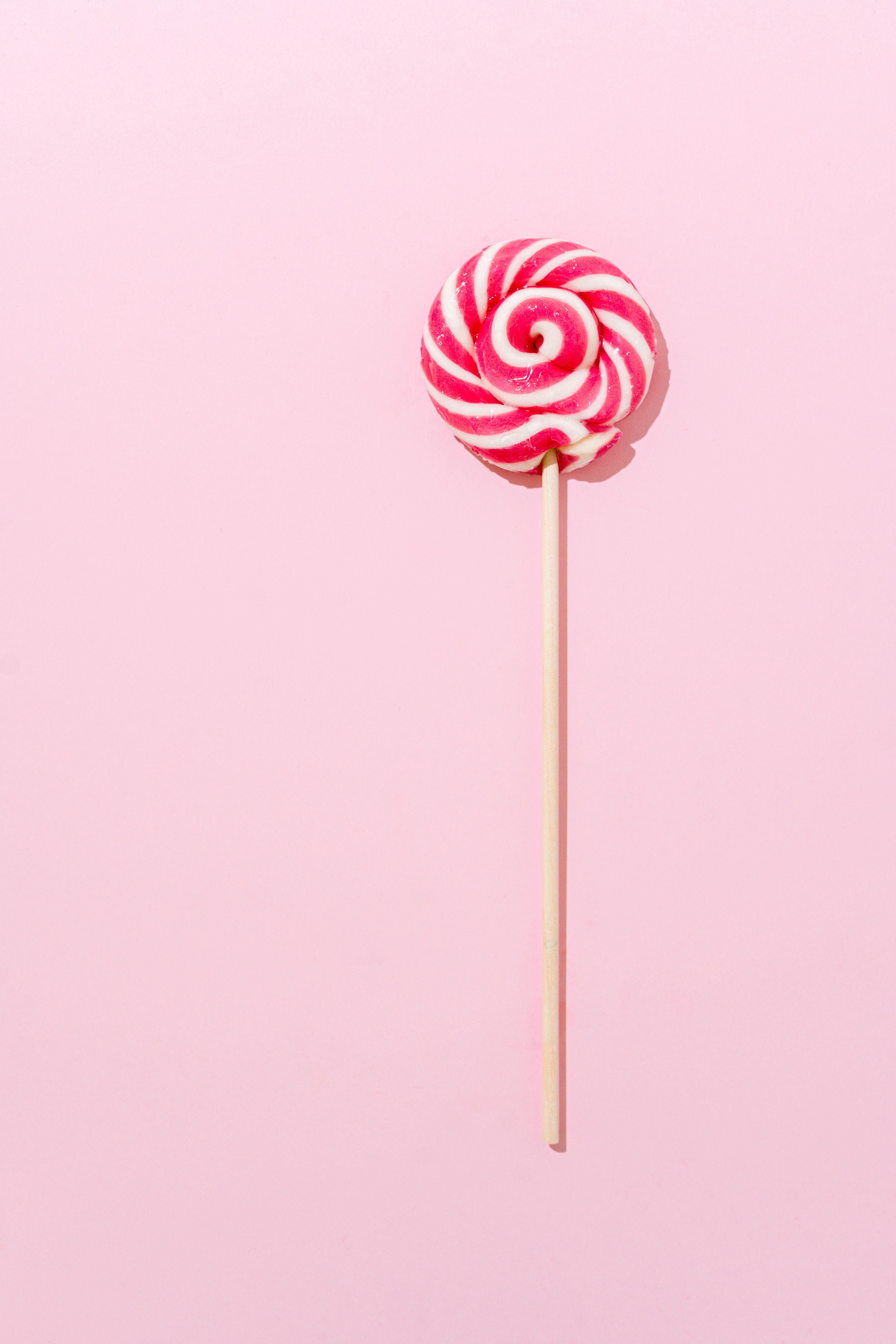  Süßigkeiten Hintergrundbild 3924x5886. Kostenloses Foto zum Thema: aufsicht, essen, flatlay, köstlich, lutscher, rosa hintergrund, stock, streifen, süß, süßigkeiten, vertikaler schuss