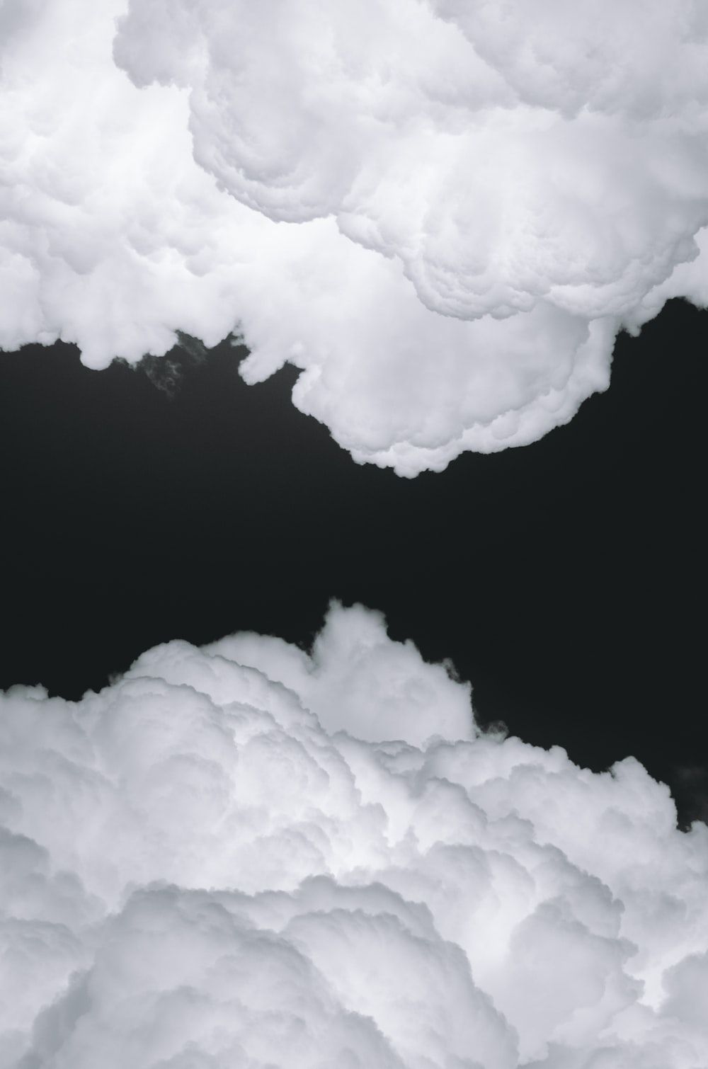  Grau Weiß Hintergrundbild 1000x1510. Foto zum Thema Weiße wolken auf schwarzem hintergrund