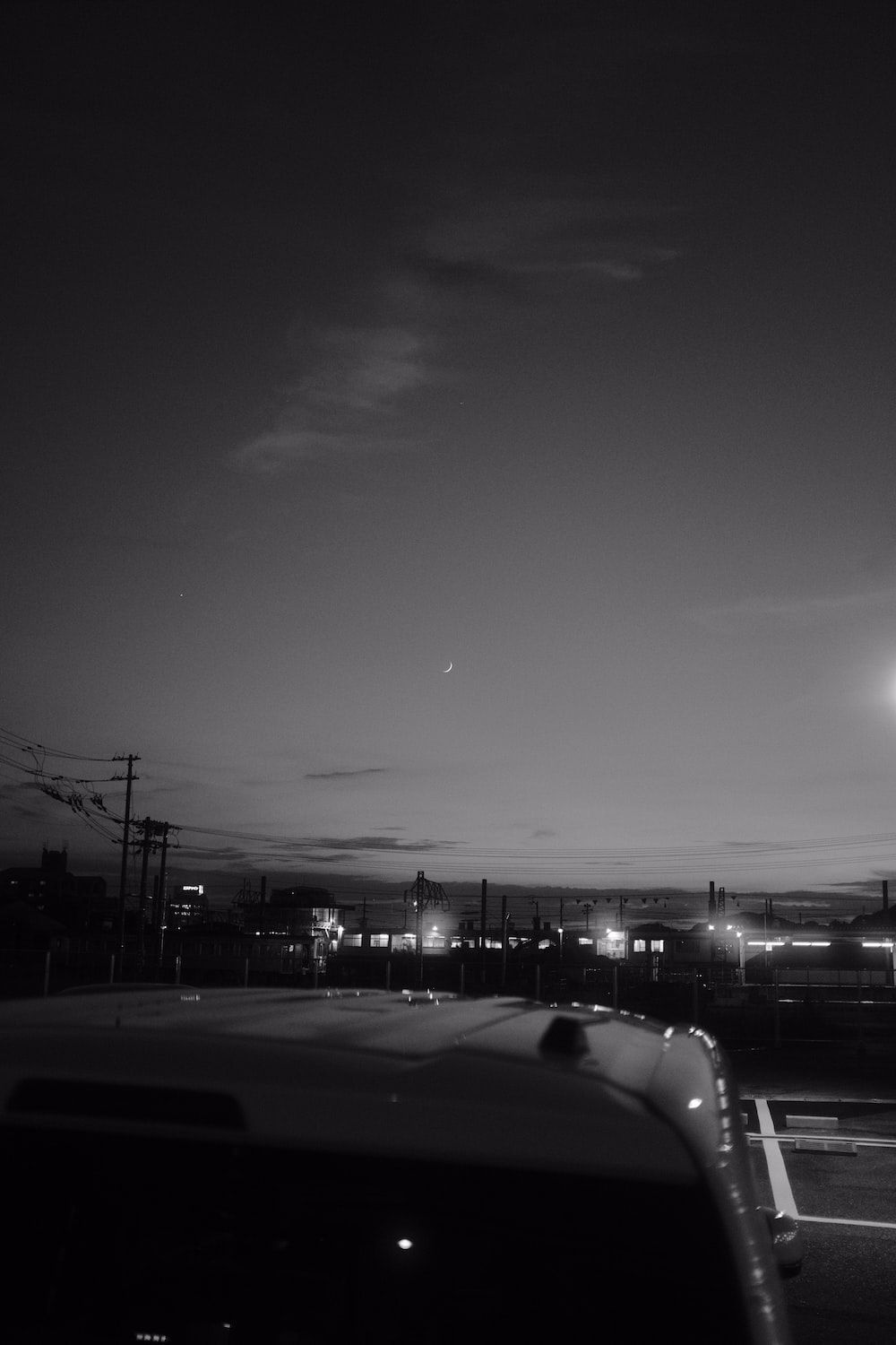  Grau Weiß Hintergrundbild 1000x1500. Foto Zum Thema Ein Schwarz Weiß Foto Einer Stadt Bei Nacht