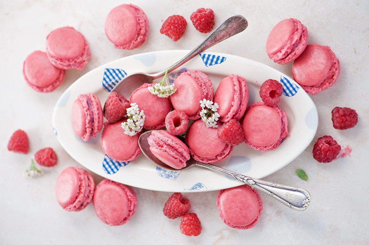  Süßigkeiten Hintergrundbild 1280x851. Bilder von Macaron Rosa Farbe Kekse Teller Löffel Lebensmittel