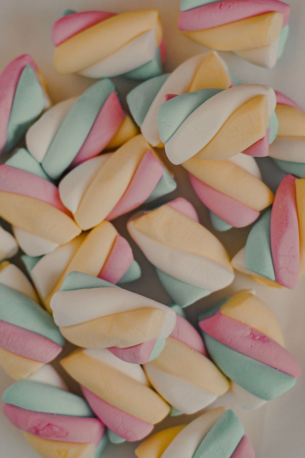  Süßigkeiten Hintergrundbild 1000x1502. Foto zum Thema Nahaufnahme eines tellers mit süßigkeiten