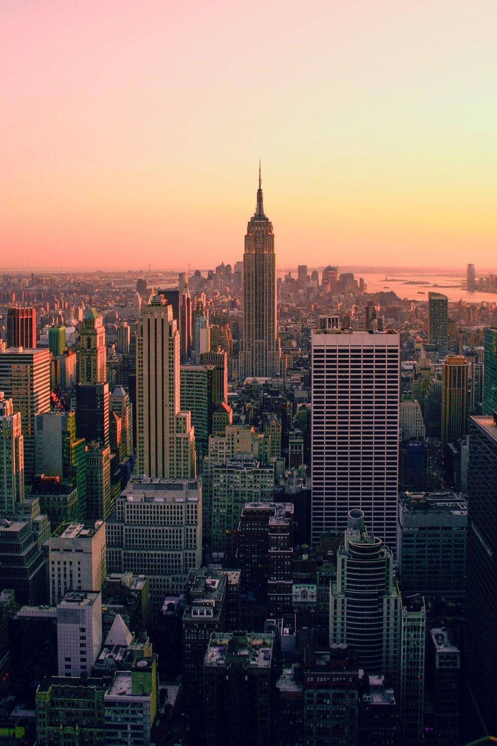  New York Hintergrundbild 1000x1500. Download Vibrant Aesthetic of New York City Skyline Wallpaper