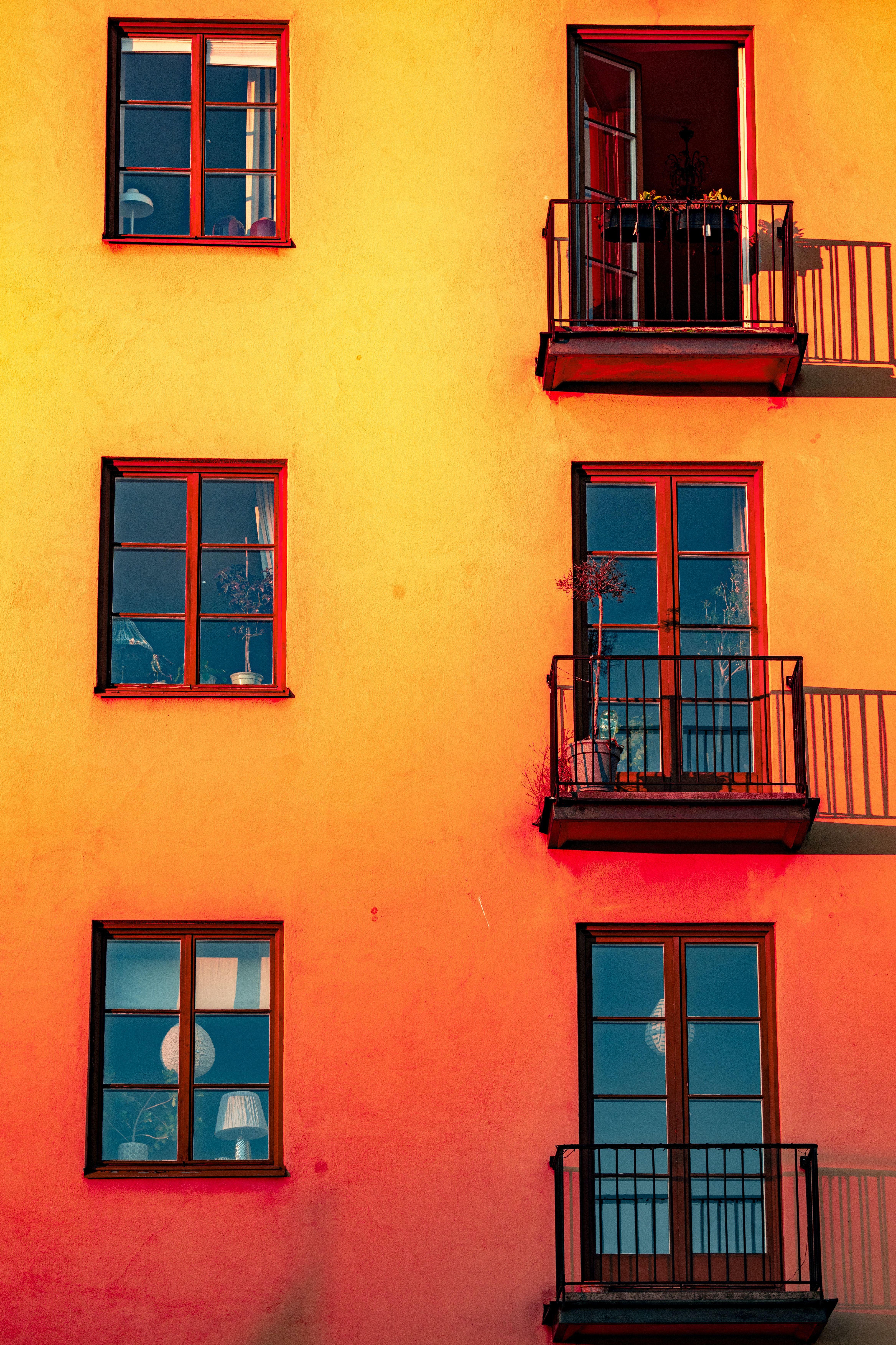  Wohnung Hintergrundbild 4672x7008. Architekturfotografie Von Drei Rosa, Blauen Und Gelben Gebäuden · Kostenloses Stock Foto