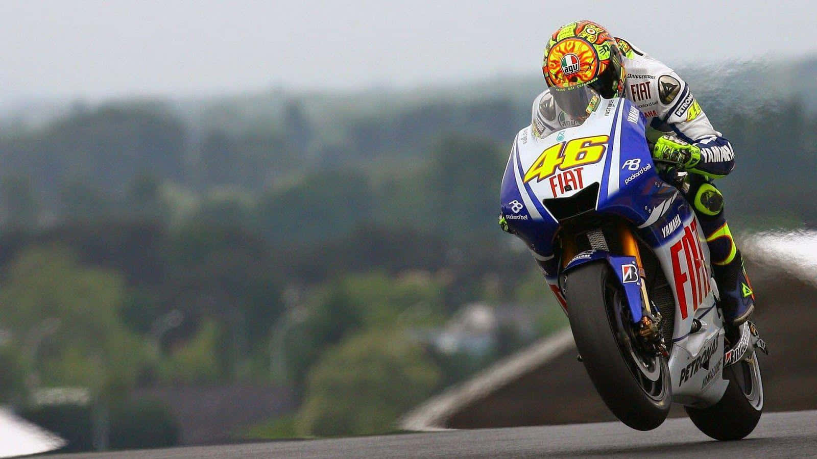  Valentino Rossi Hintergrundbild 1600x900. Download The Master of Racing Riding a Yamaha 500cc Motorcycle Wallpaper