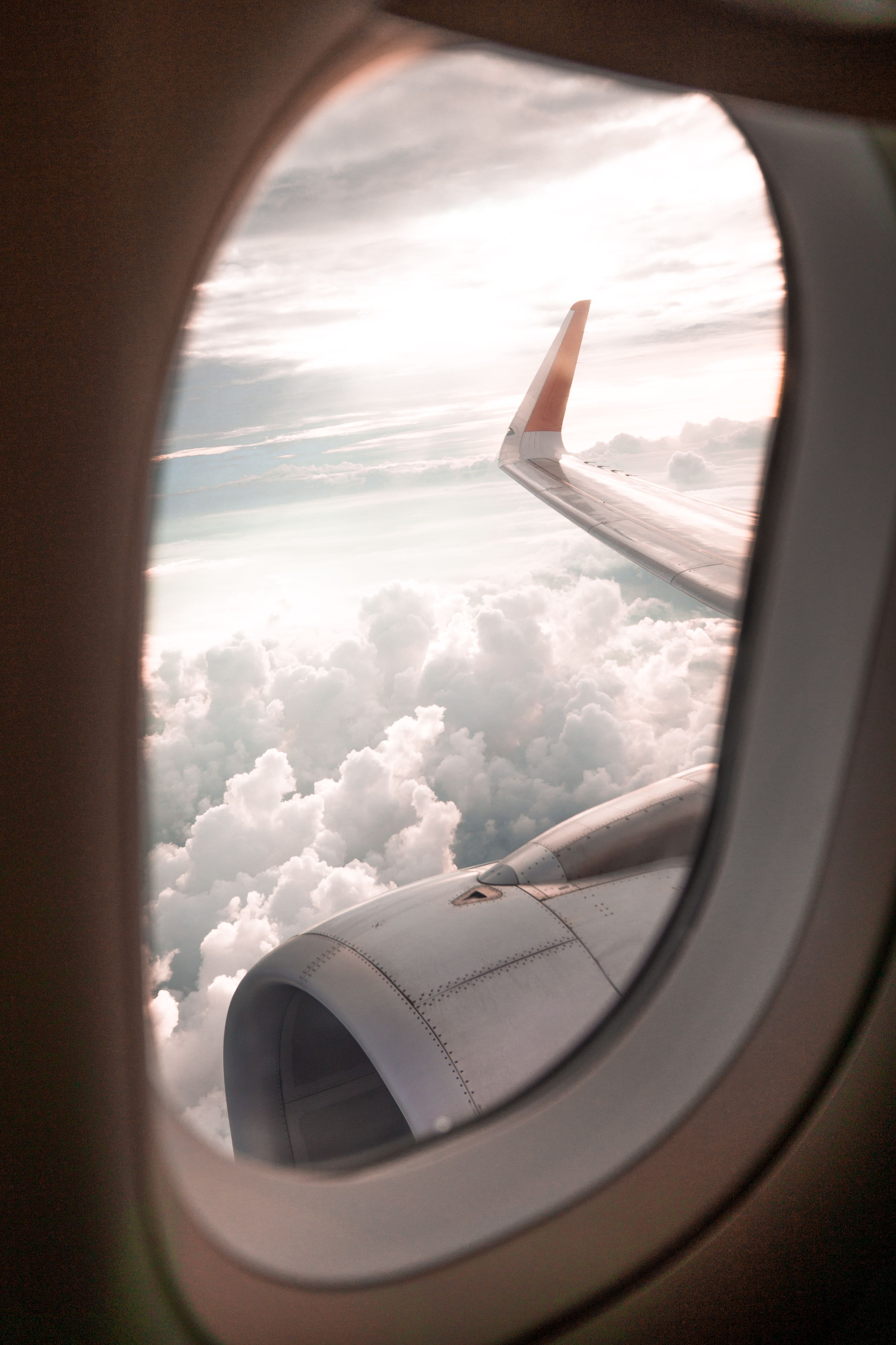  Reisen Hintergrundbild 2809x4214. Selektives Fokusfoto Des Flugzeugfensters · Kostenloses Stock Foto