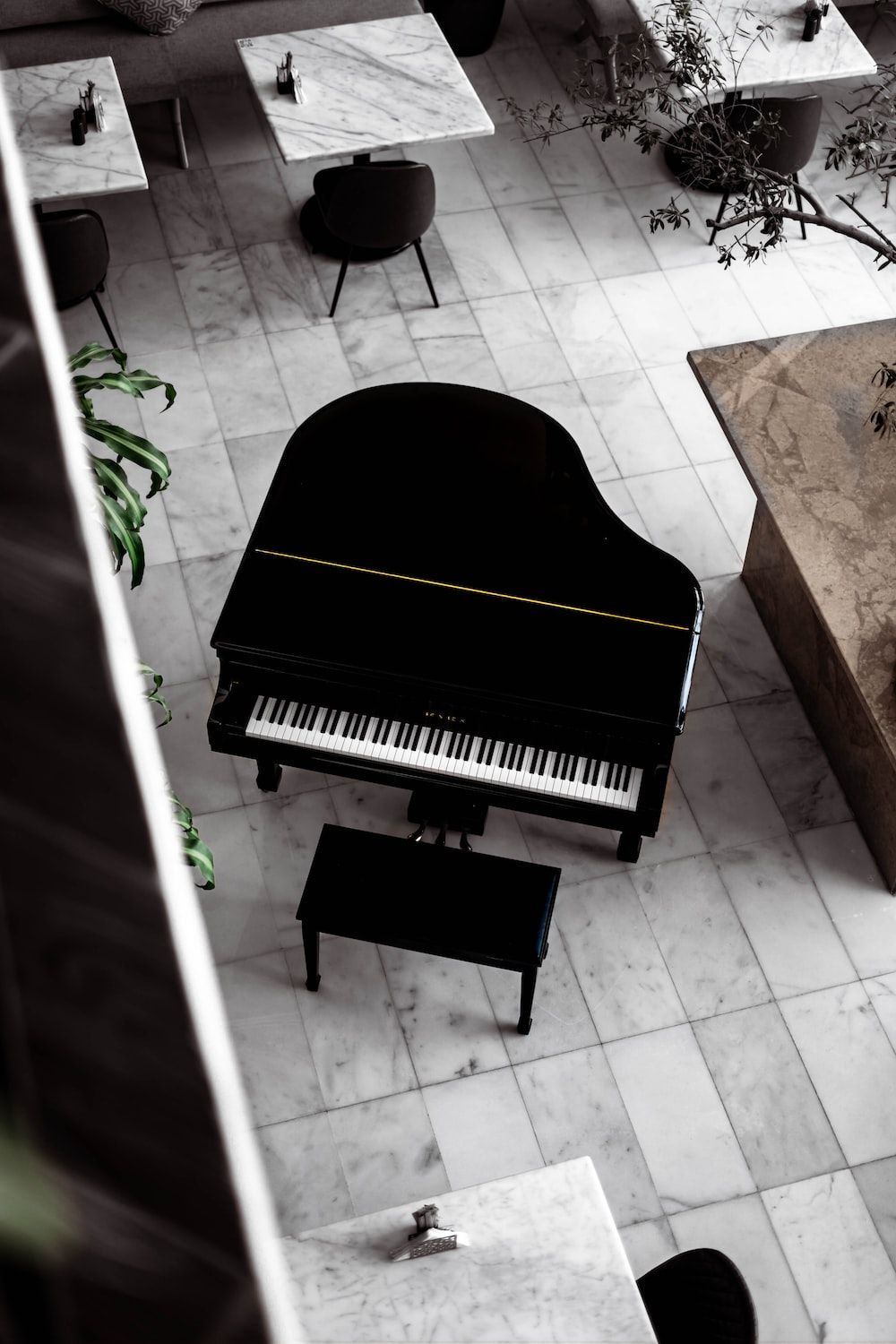  Klavier Hintergrundbild 1000x1500. Foto zum Thema Schwarzer Flügel auf braunem Holzboden