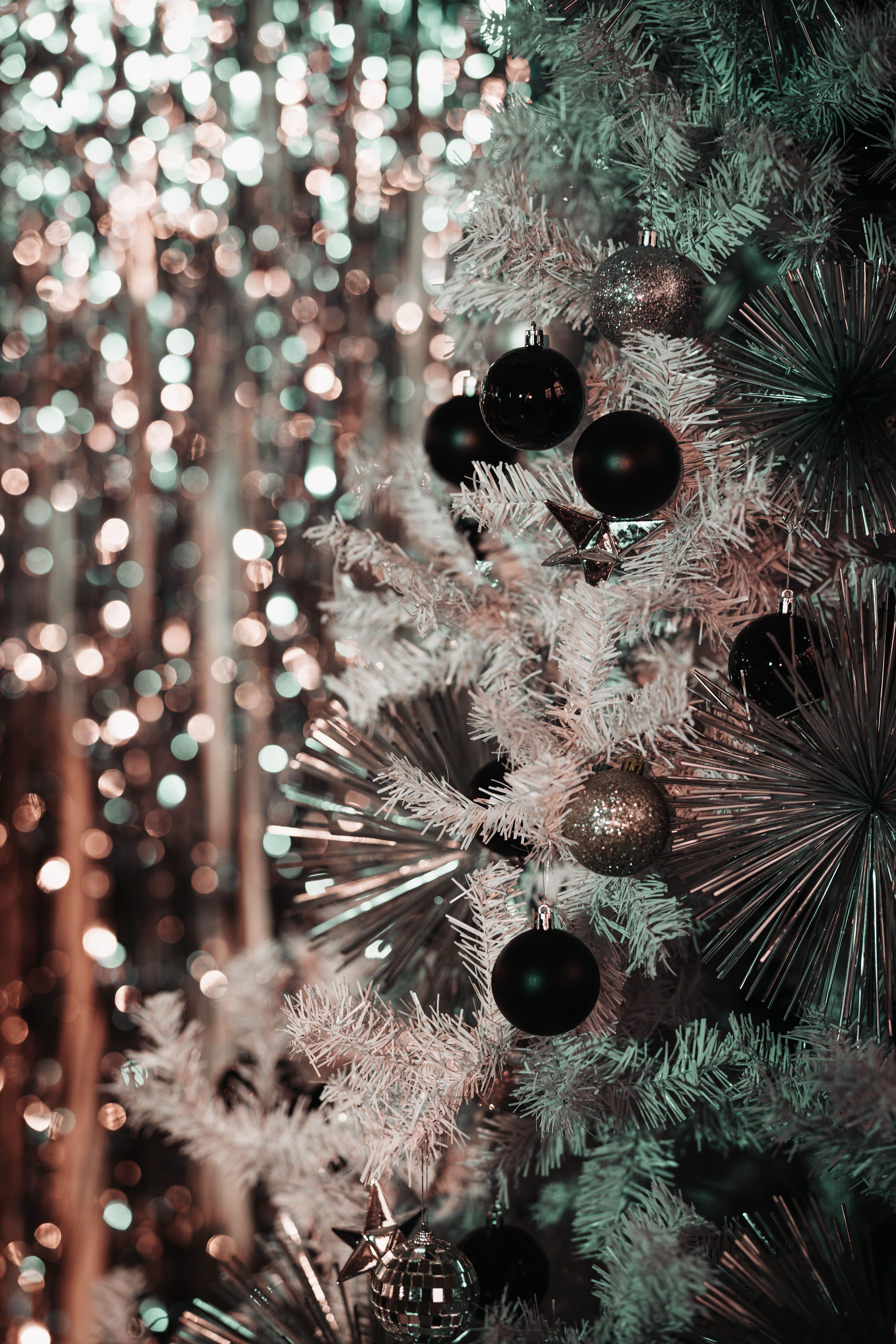  Weihnachtskugeln Hintergrundbild 5464x8192. Kostenloses Foto zum Thema: dekoration, farbe, feier, nahansicht, weihnachten, weihnachtsbaum, weihnachtsbeleuchtung, weihnachtsdekoration, weihnachtskugeln, weihnachtsschmuck