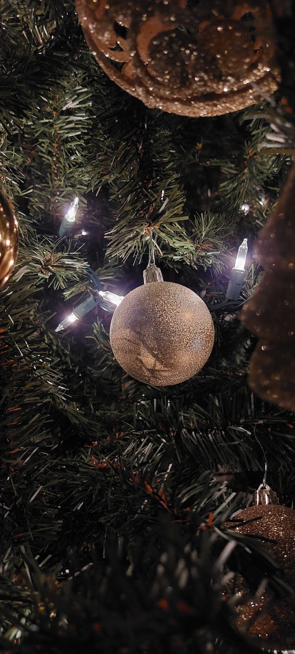  Weihnachtskugeln Hintergrundbild 1000x2219. Foto zum Thema Eine kiefer mit lichtern