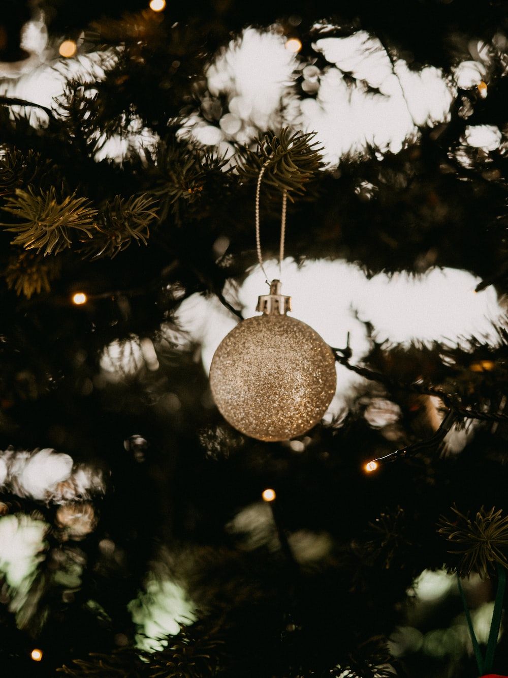  Weihnachtskugeln Hintergrundbild 1000x1333. Foto zum Thema Grüner weihnachtsbaum mit blauen kugeln