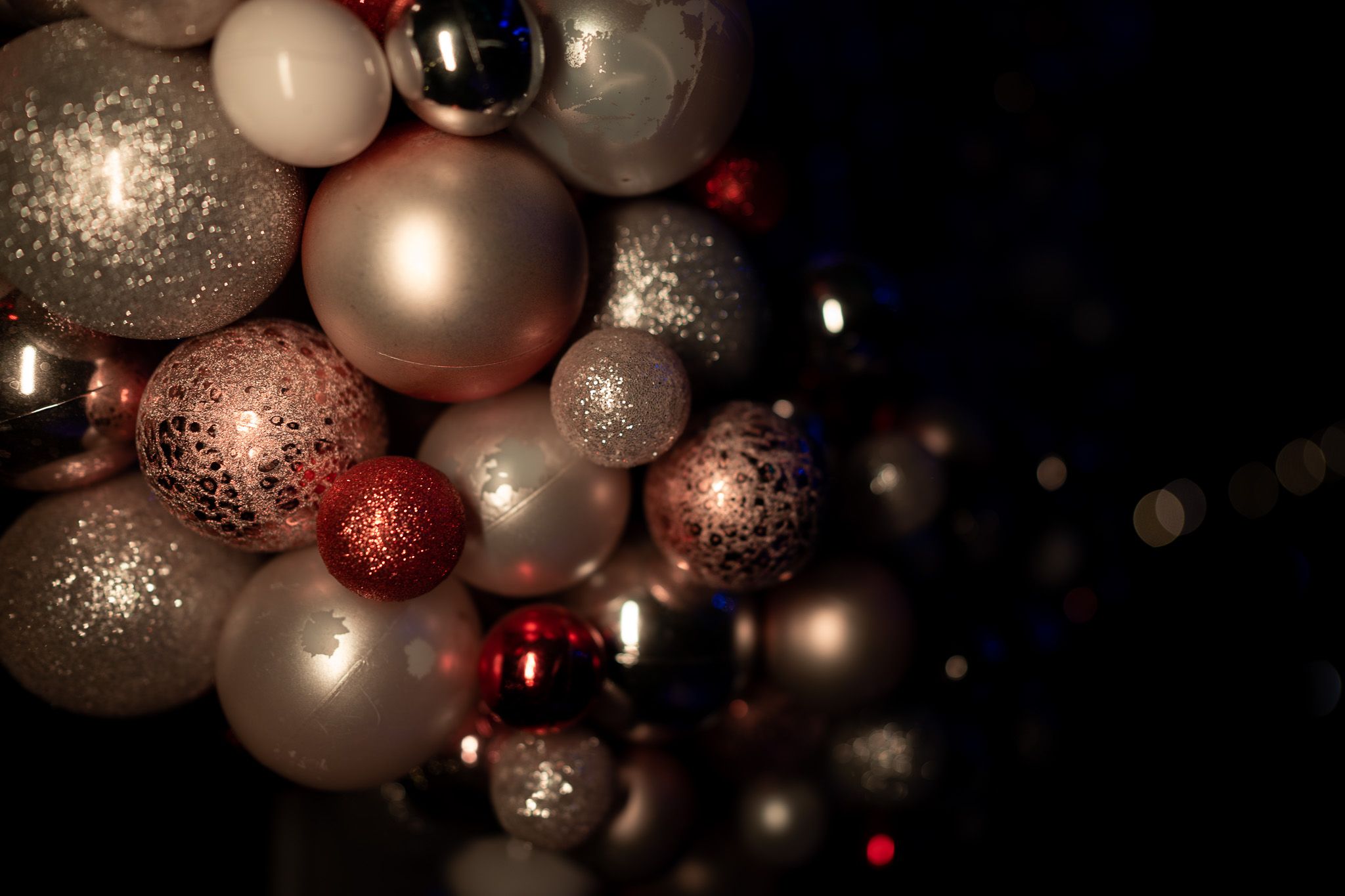  Weihnachtskugeln Hintergrundbild 2048x1365. Low Light Fotografie: 5 Tipps Für Fotos Im Dunkeln