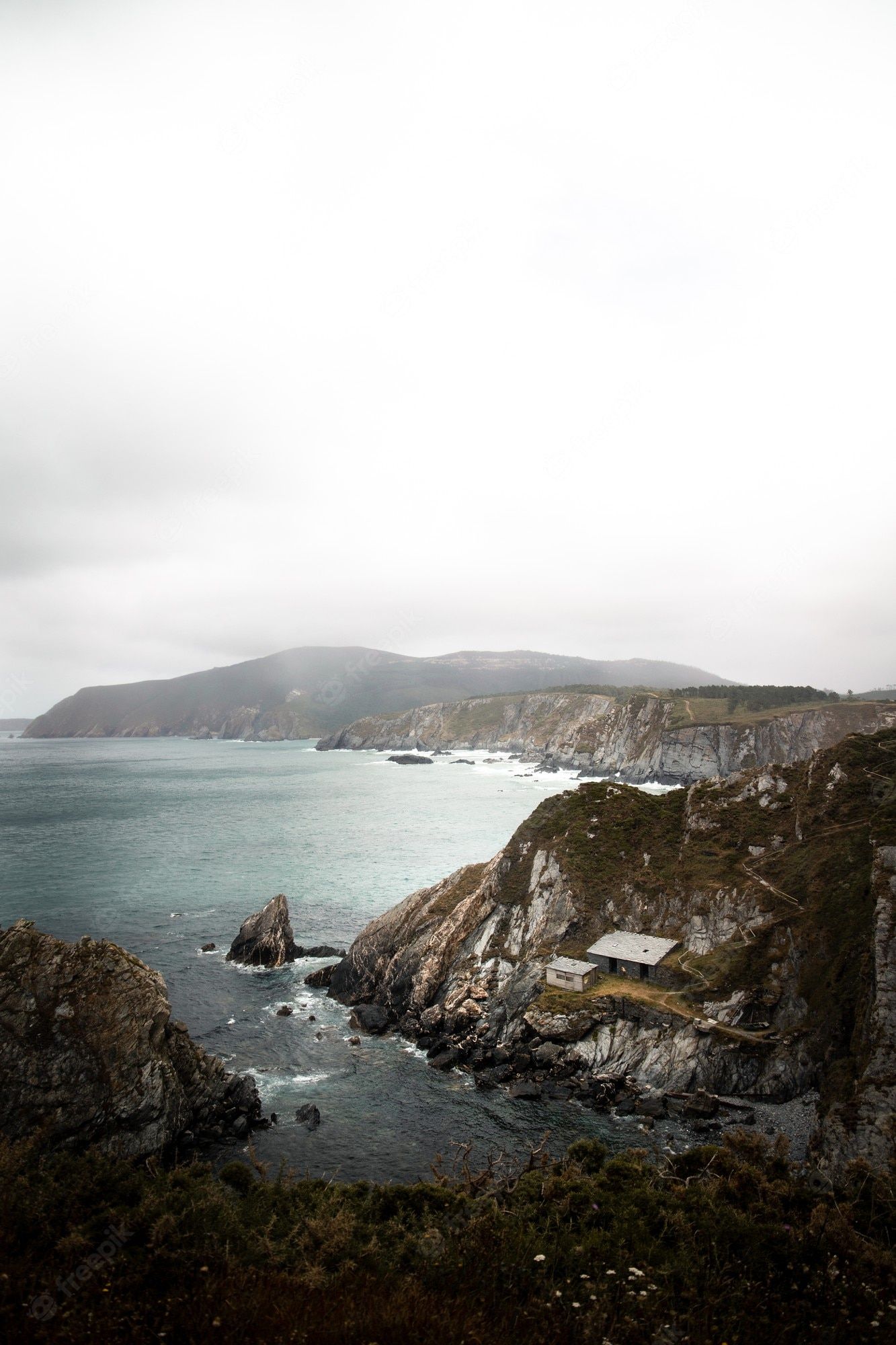  Insel Hintergrundbild 1333x2000. Galizische küste mit dramatischen klippen, inseln und blick auf den atlantik
