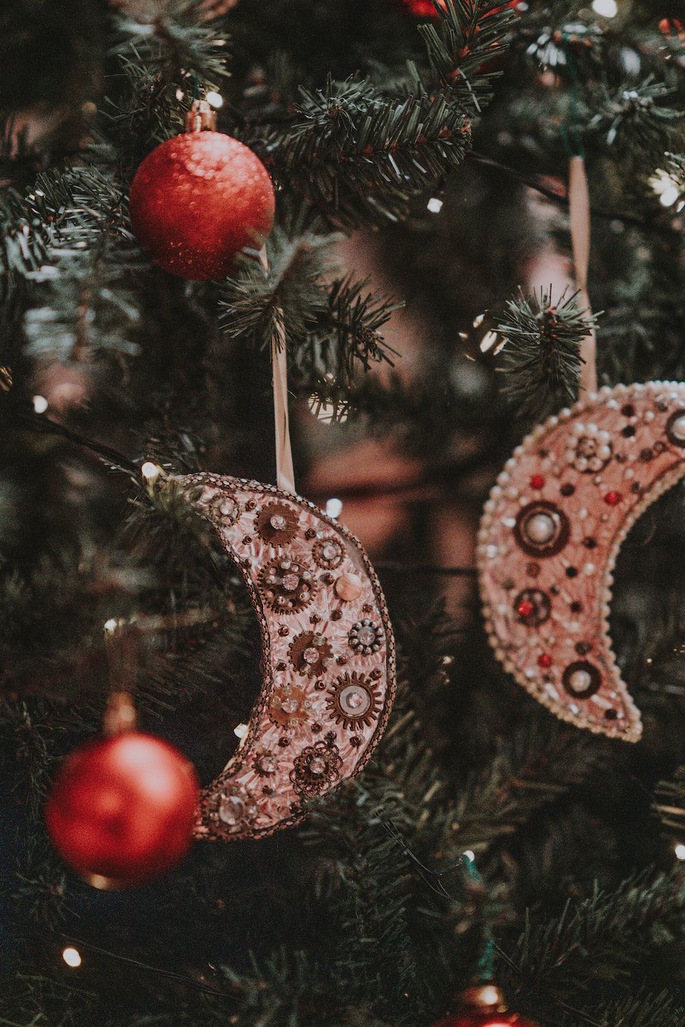  Weihnachtsbaum Hintergrundbild 1000x1499. Foto zum Thema Weihnachtsbaum mit Ornamenten