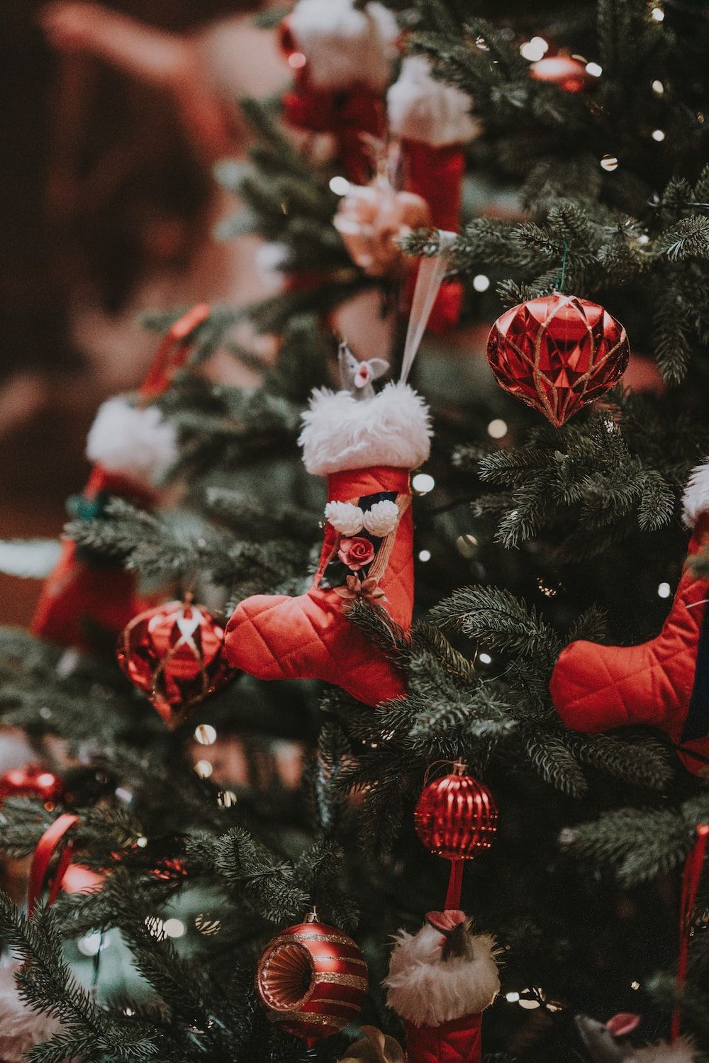  Weihnachtsbaum Hintergrundbild 1000x1499. Foto zum Thema 모듬 크리스마스 트리 장식품으로 미리 켜진 크리스마스 트리