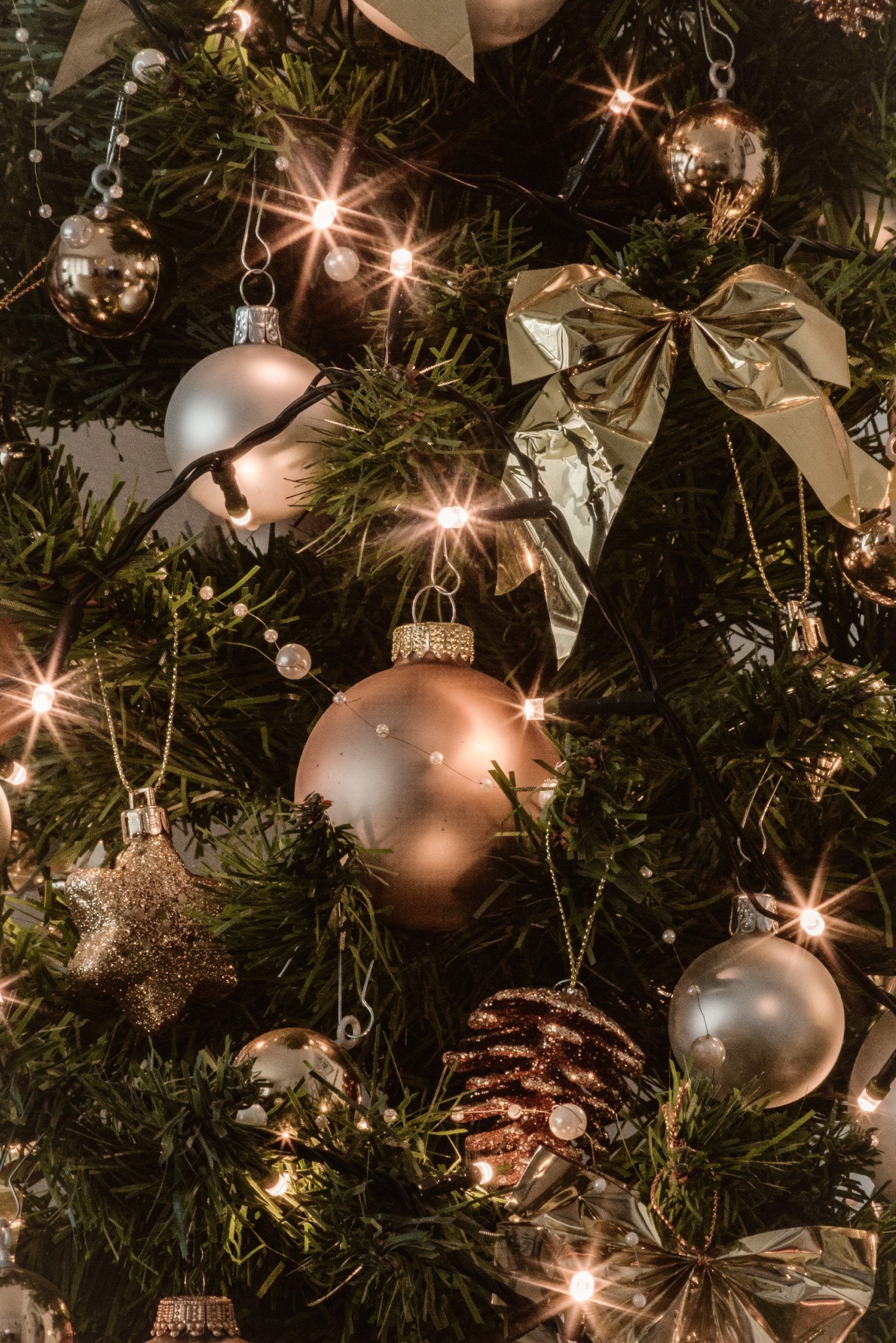  Weihnachtsbaum Hintergrundbild 1707x2560. Dolce & Gabbana verschönern Weihnachtsbaum im Londoner Hotel Claridge's