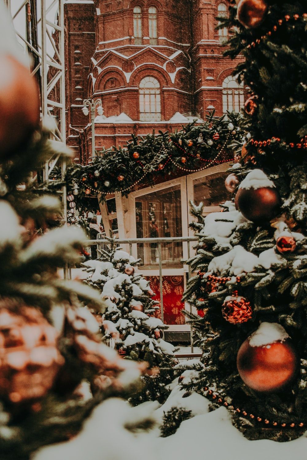  Weihnacht Hintergrundbild 1000x1500. Foto zum Thema 눈 덮인 나무