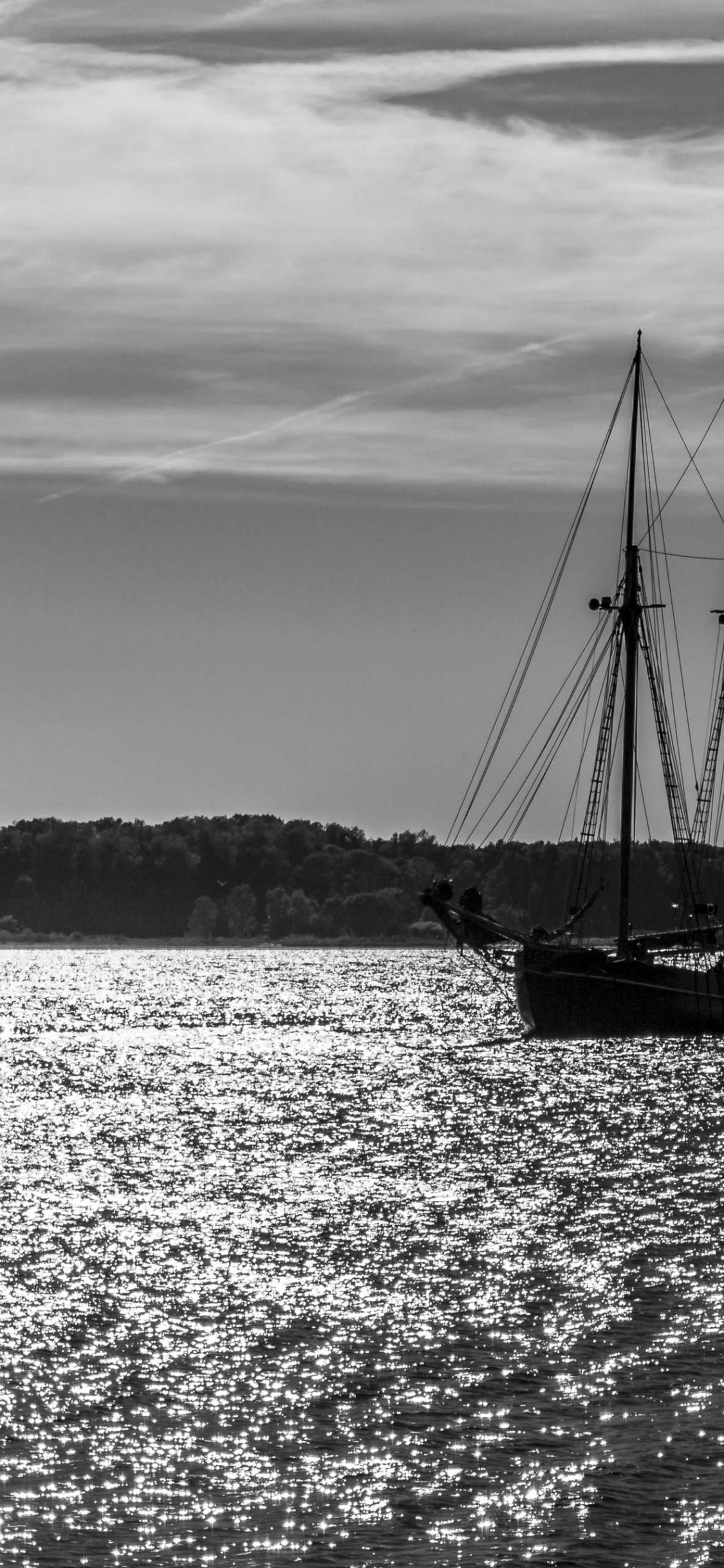 Weiß Hintergrundbild 1125x2436. Hintergrundbilder. Segelschiff vor Laboe schwarzweiß