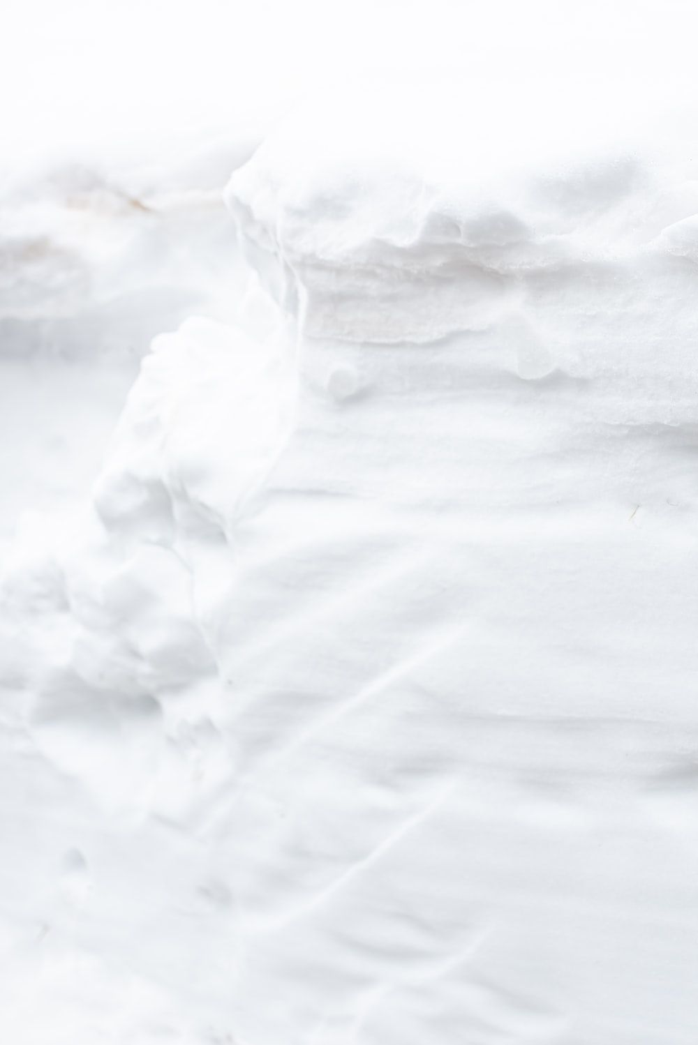  Eis Hintergrundbild 1000x1498. Foto zum Thema Weißes Eis auf weißem Textil