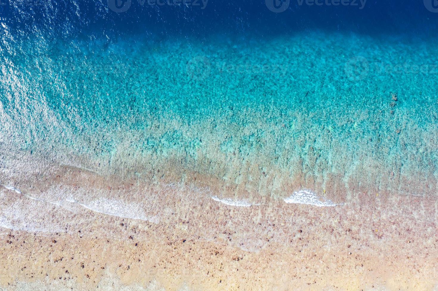  Hellblaue Hintergrundbild 1471x980. luftblick auf das meer, draufsicht auf den erstaunlichen naturozeanhintergrund. Hellblaue Wasserfarben, Lagunenstrand mit Wellen, die an sonnigen Tagen plätschern. fliegendes Drohnenfoto, erstaunliche Naturlandschaft mit Korallenriff 16789413 Stock
