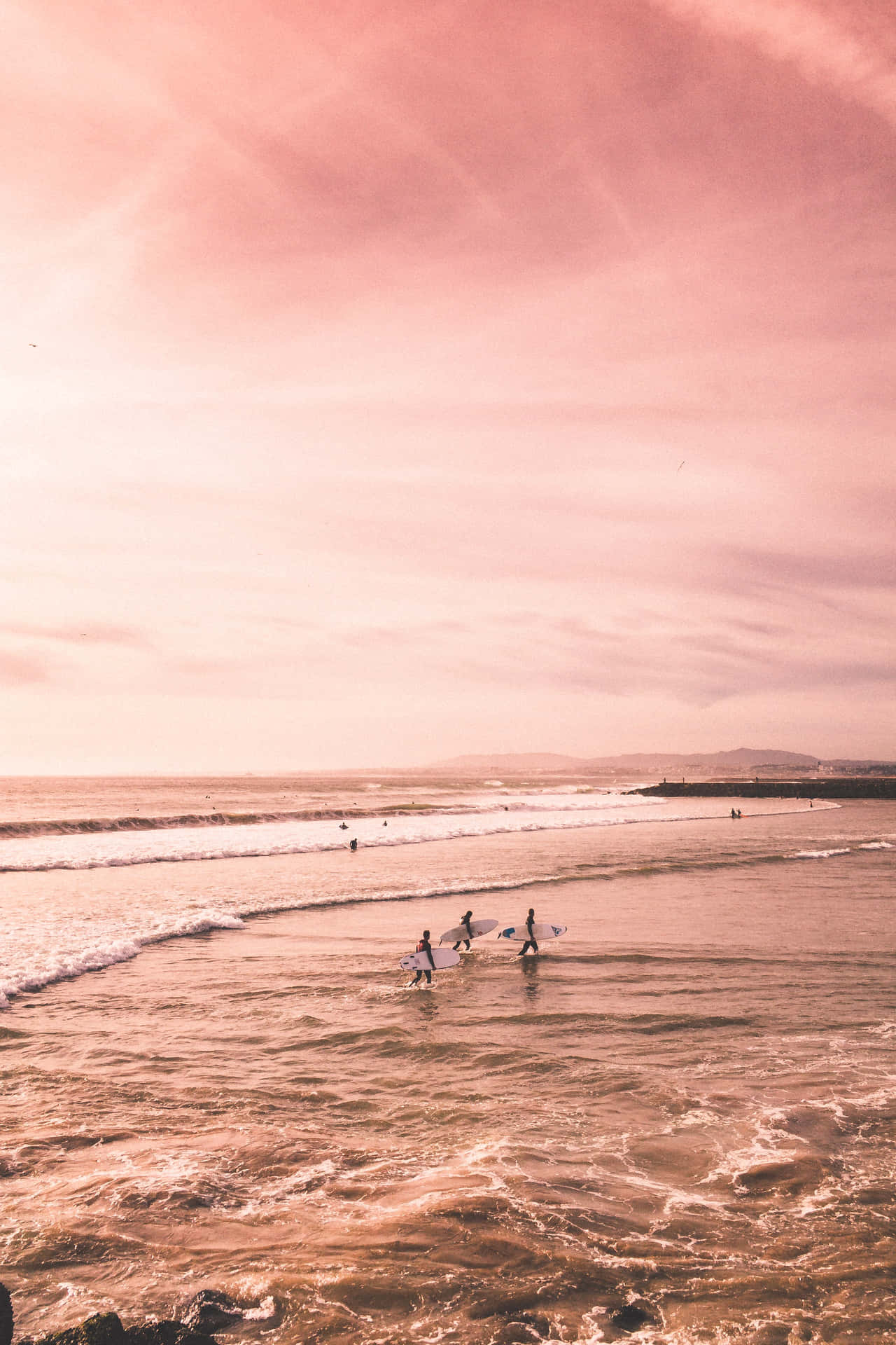  Surfen Hintergrundbild 1280x1920. Download A Group Of People Are Surfing On The Ocean Wallpaper