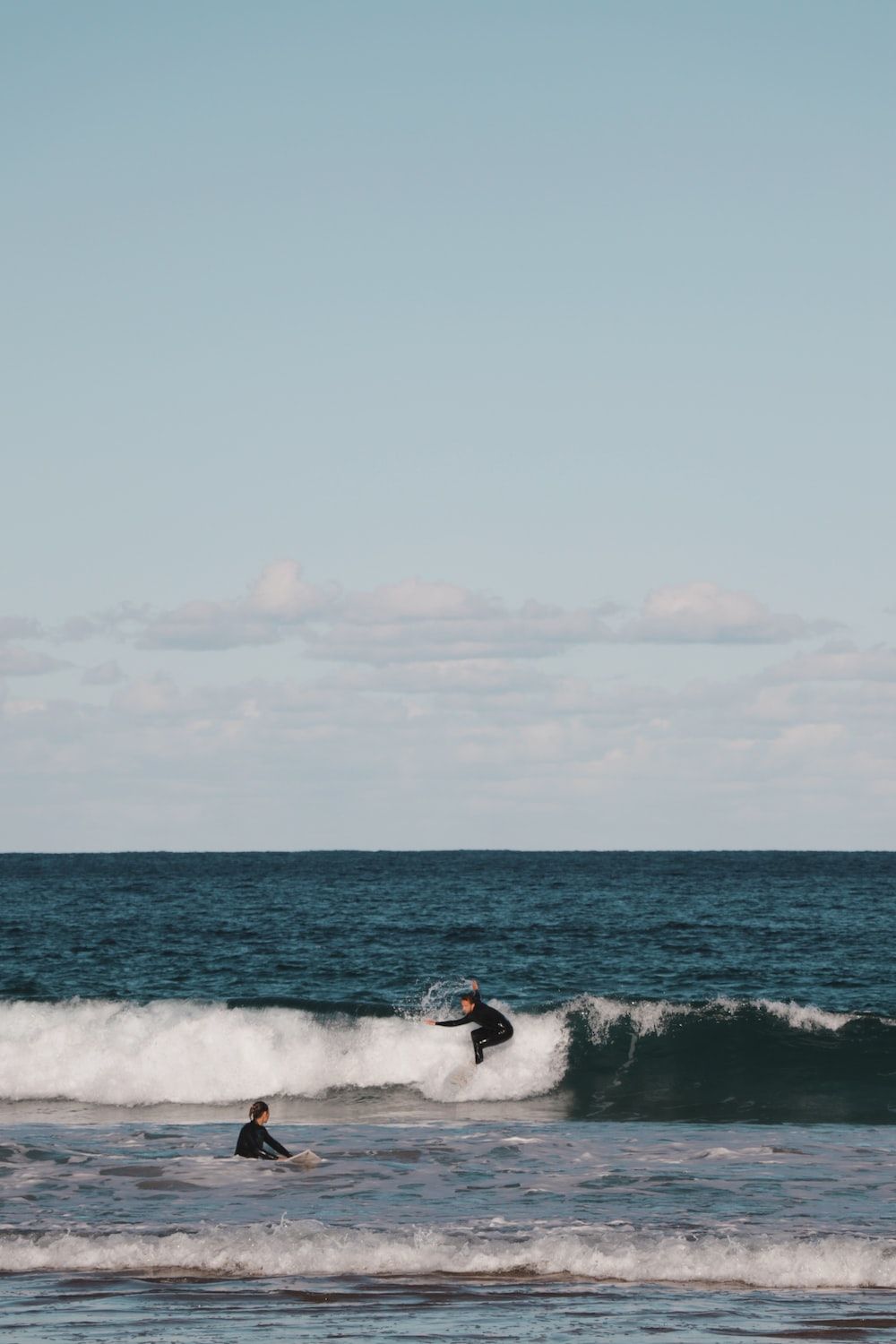  Surfen Hintergrundbild 1000x1500. Man surfing on sea waves during daytime photo