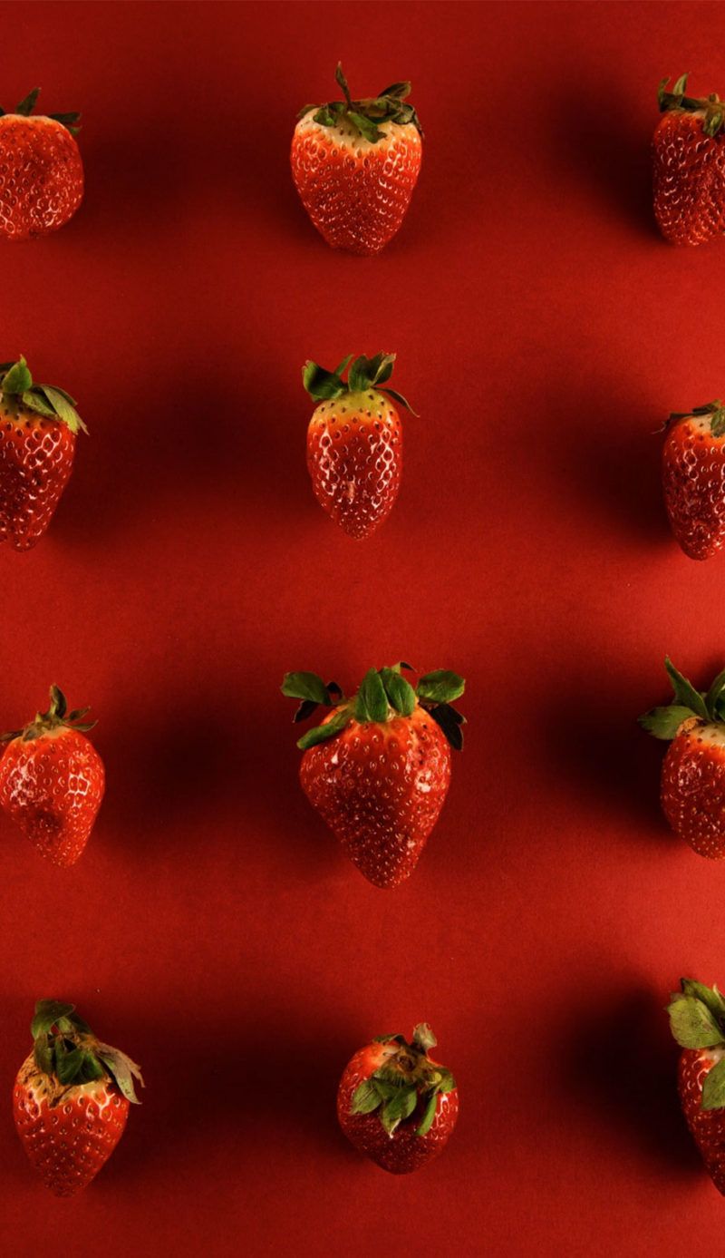 Erdbeeren Hintergrundbild 800x1387. Erdbeeren in weißer Schokolade saftiger Genuss
