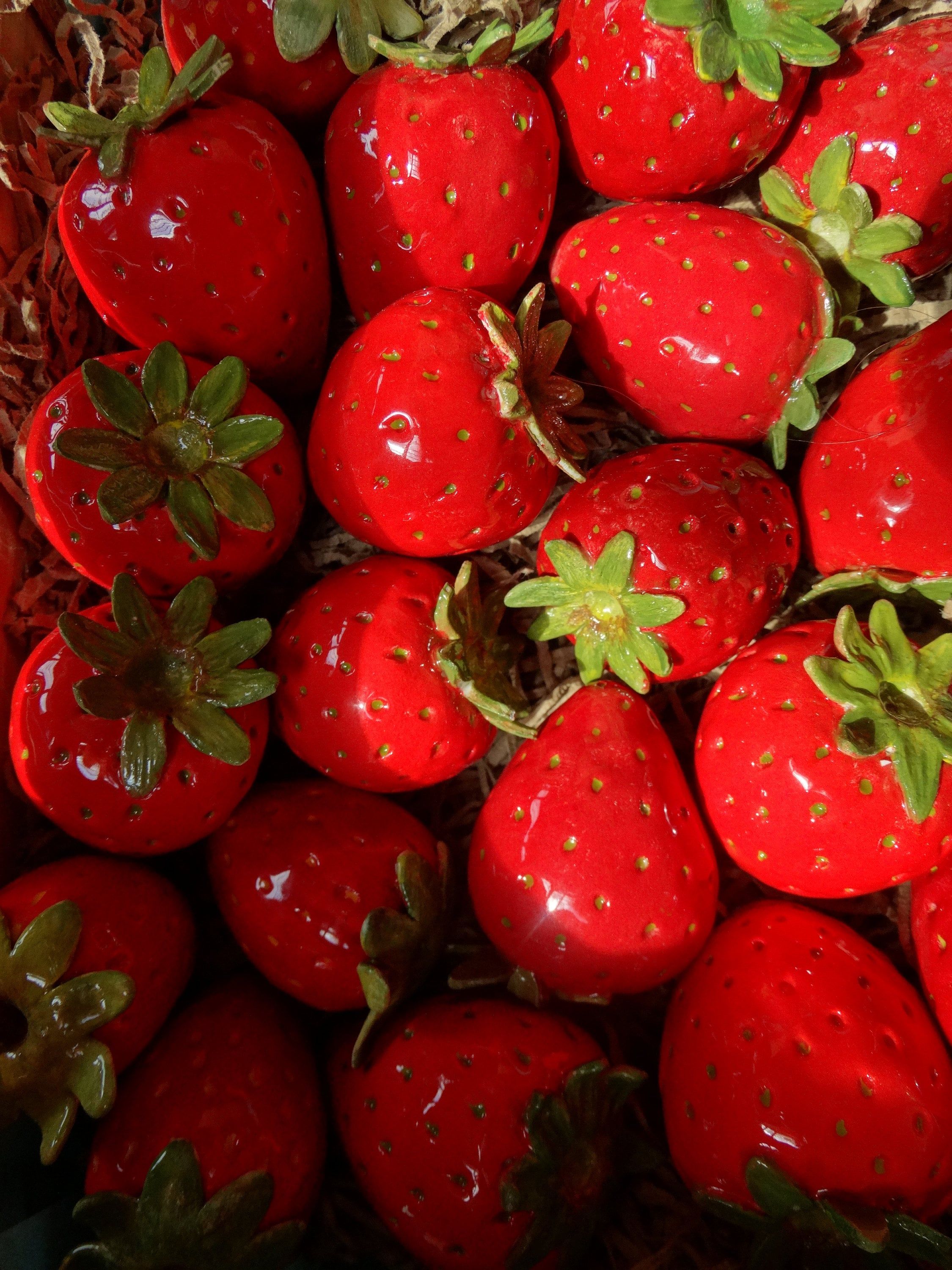  Erdbeeren Hintergrundbild 2250x3000. Keramik Erdbeeren 2Stk natürliche Größe Realistische Fake