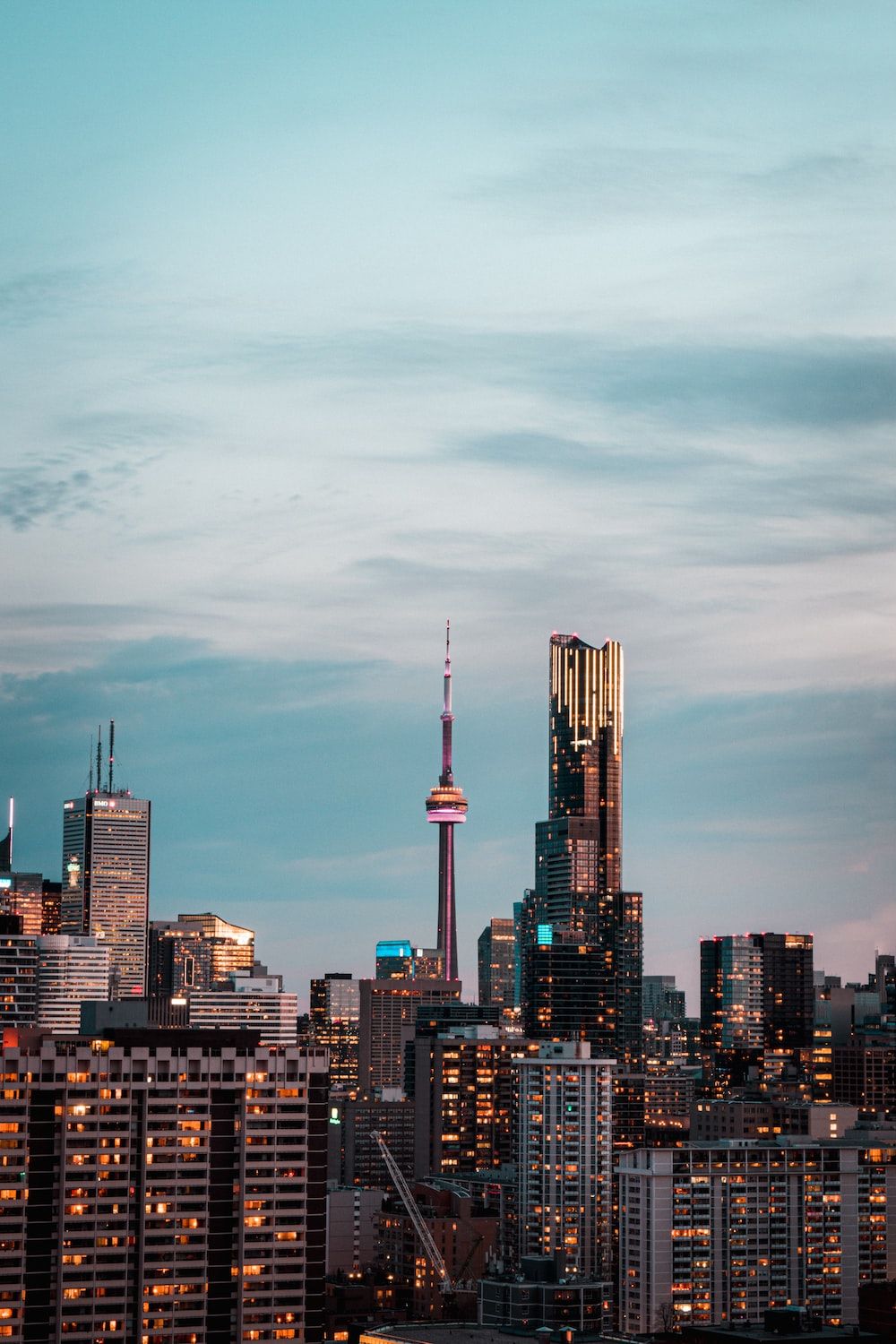  IPhone Stadt Hintergrundbild 1000x1500. Foto zum Thema Skyline der Stadt tagsüber unter grauem, bewölktem Himmel