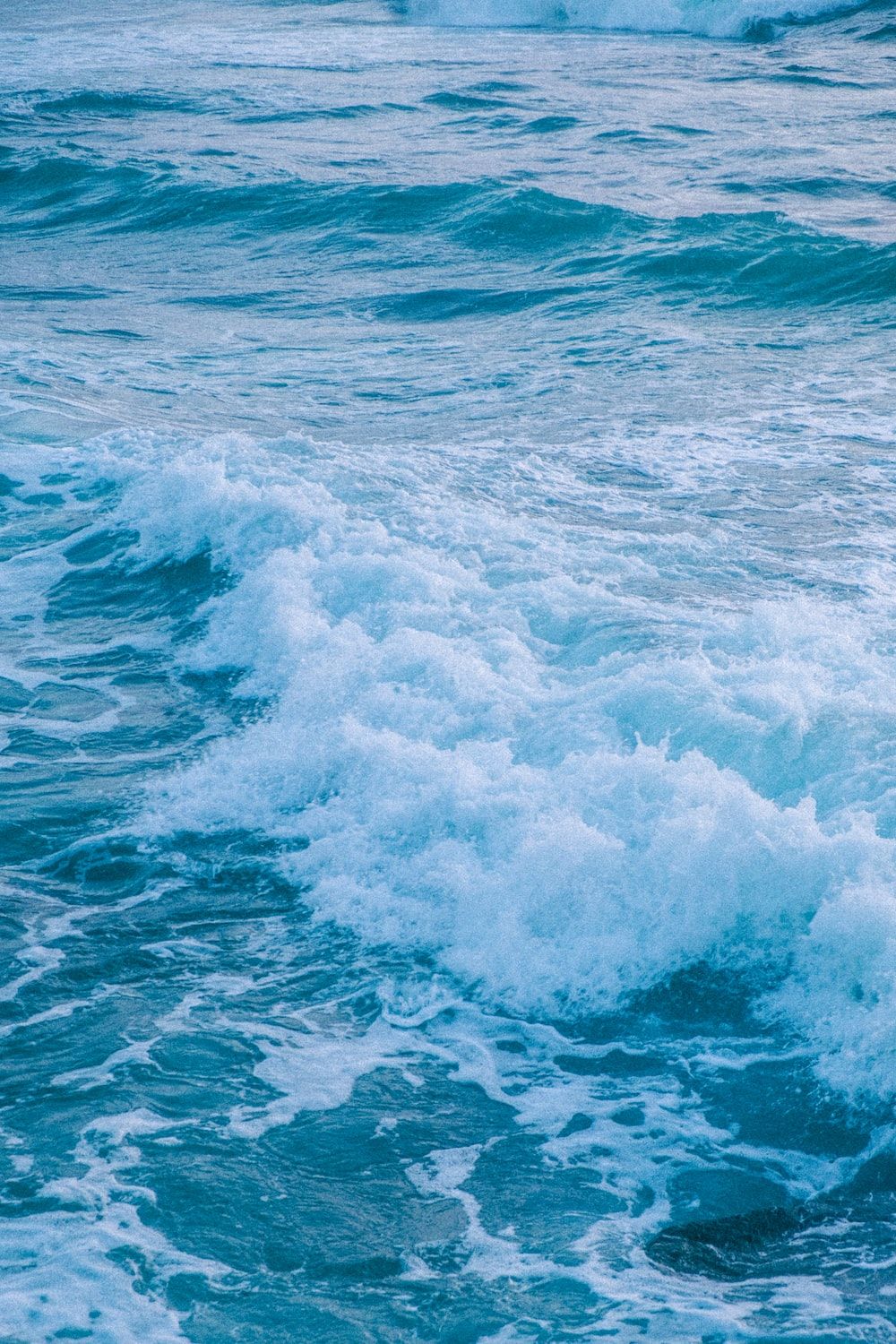  Wellen Hintergrundbild 1000x1500. Foto zum Thema Ein Gewässer mit Wellen