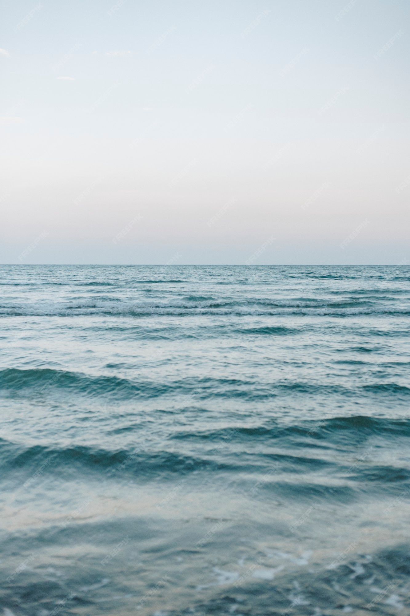  Wellen Hintergrundbild 1333x2000. Wellen auf einem weiten blauen meer