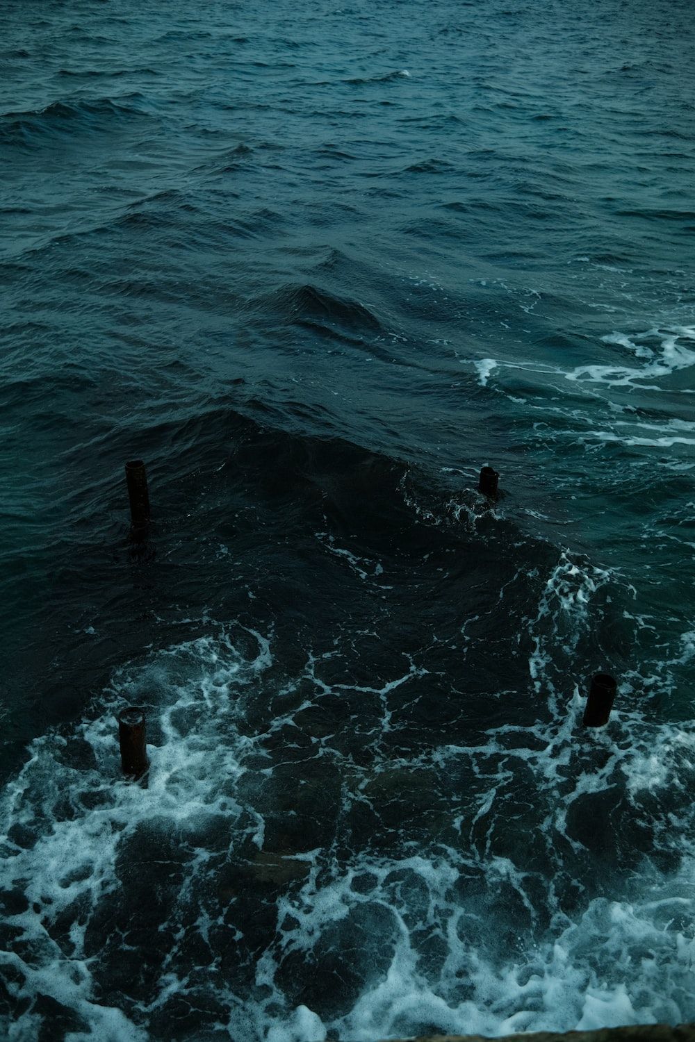  Wellen Hintergrundbild 1000x1500. Foto zum Thema Ein Gewässer mit Wellen, die hinein und heraus kommen