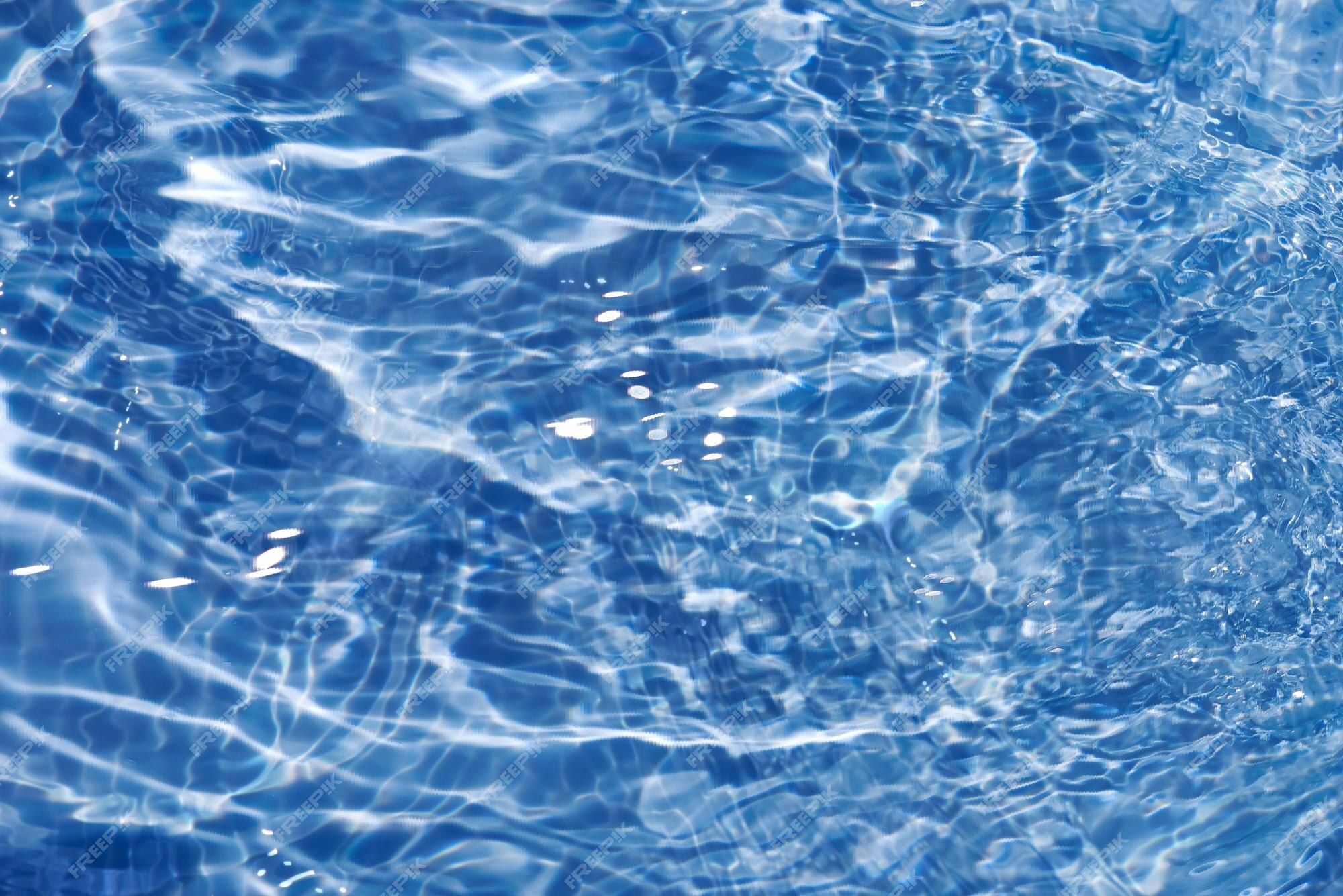  Ruhiges Hintergrundbild 2000x1335. Blaues wasser mit wellen auf der oberfläche unscharfes, transparentes, blau gefärbtes, klares, ruhiges wasser
