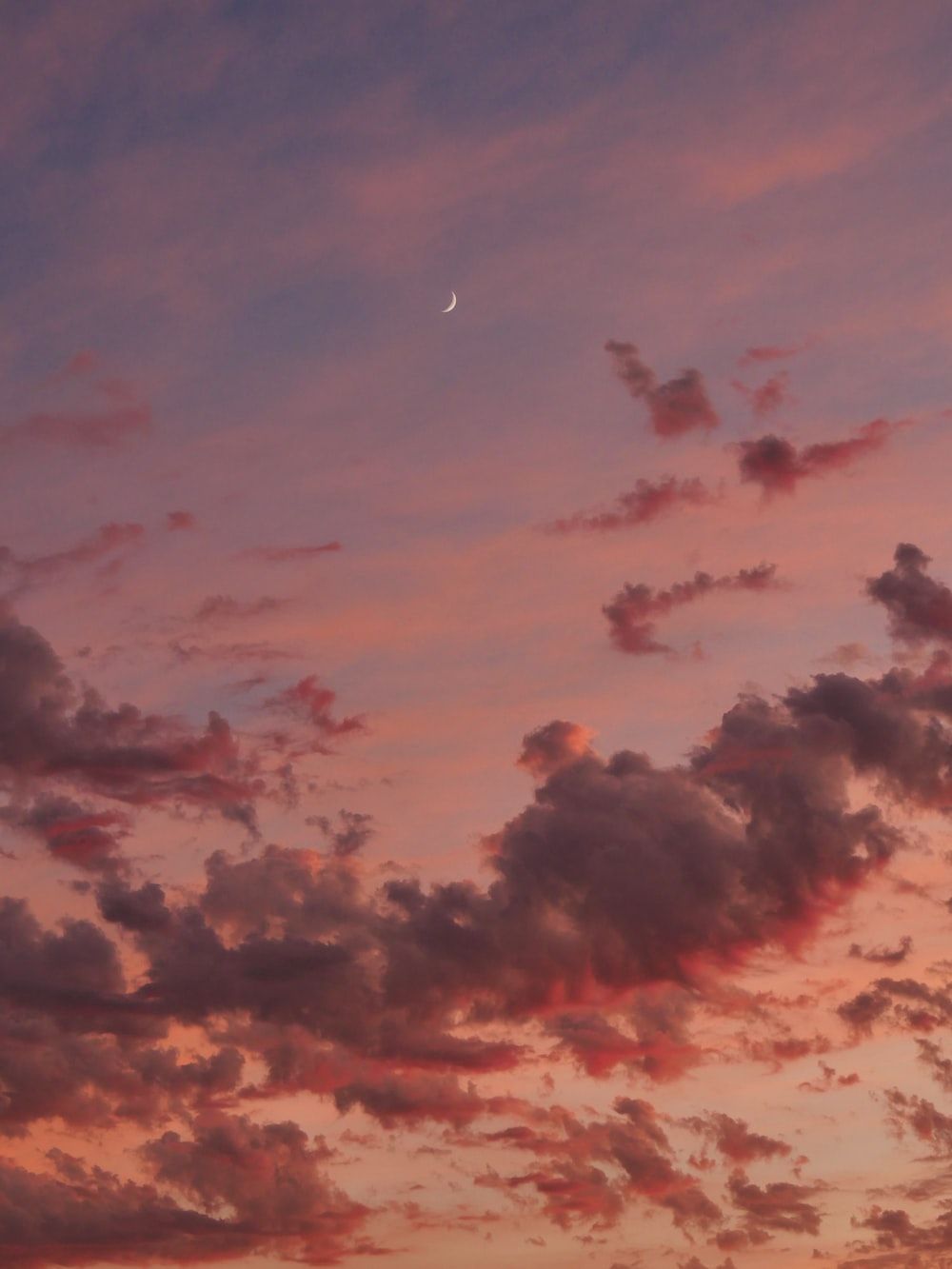  Himmel Hintergrundbild 1000x1333. Foto zum Thema Ein rosa Himmel mit Wolken und einem Halbmond