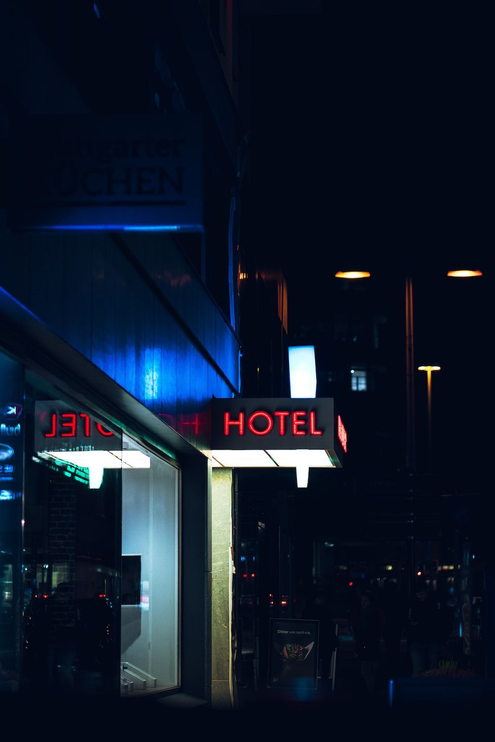  VfB Stuttgart Hintergrundbild 1000x1499. A hotel sign is lit up at night photo