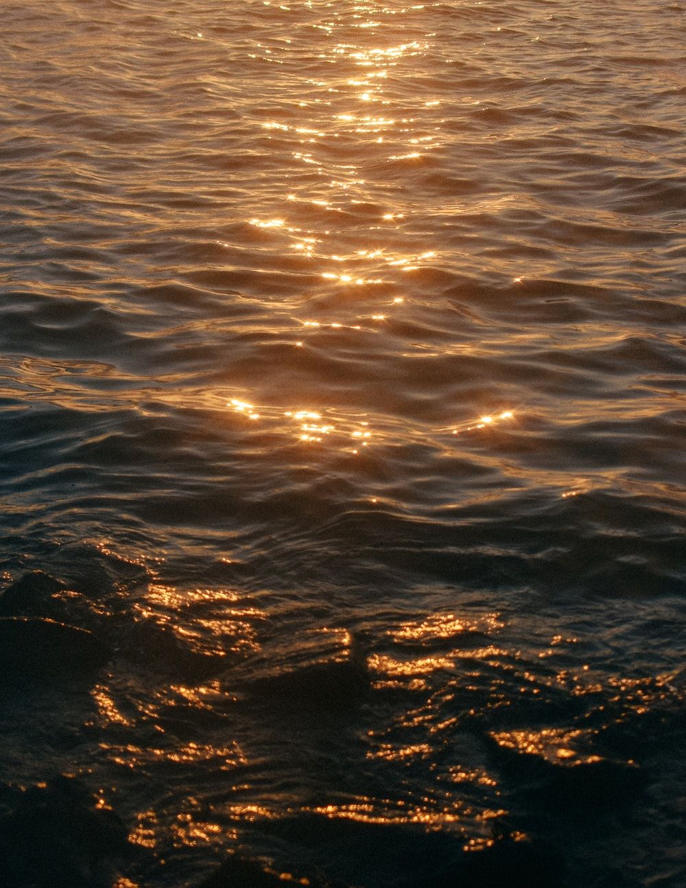  Ruhiges Hintergrundbild 1000x1294. Foto zum Thema Ruhiges meer während der goldenen stunde