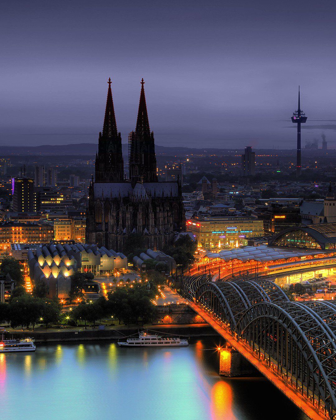  Kölner Dom Hintergrundbild 1080x1350. Stadt Köln on X: Heute Abend, ab 22:15 Uhr, erstrahlt unser Kölner Dom zum ersten Mal seit einigen Monaten. ⛪ Der Dom ist damit das einzige Bauwerk, von mehr als 130 regulär